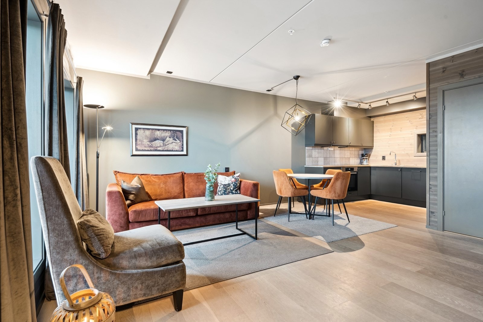 Åpen og sosial stue-/kjøkkenløsning, med plass til både salong og en spisegruppe. Galleribilde