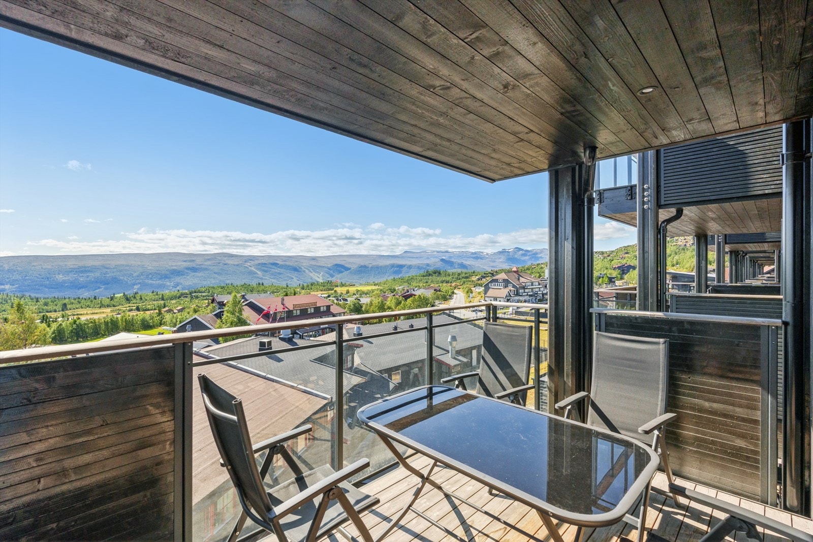 Fra terrassen kan man nyte den flotte utsikten og de vakre fjellomgivelsene. Galleribilde