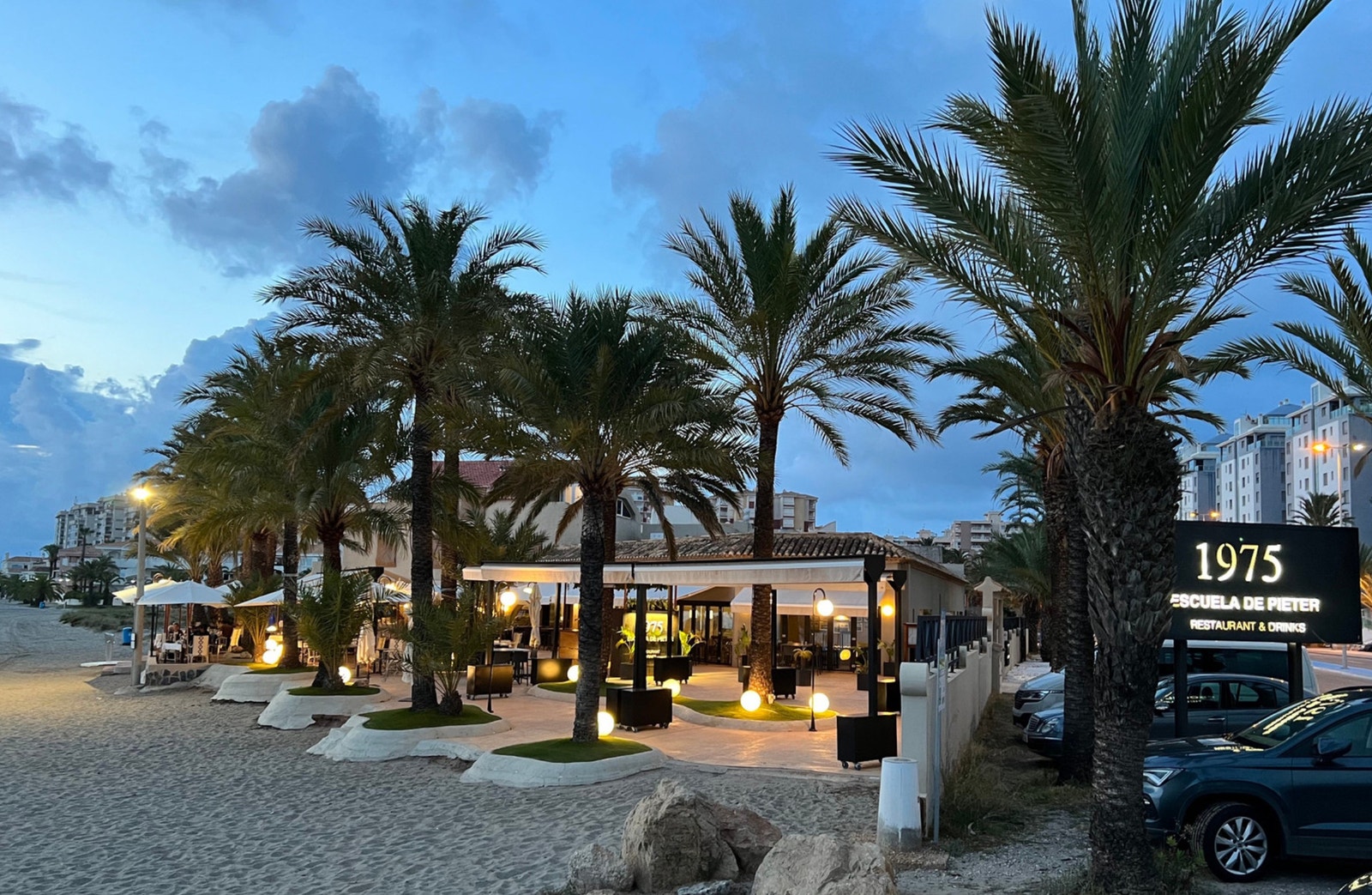 Restaurante Escuela de Pieter, en av de mest berømte restaurantene i La Manga ligger på skrå over gaten. Galleribilde