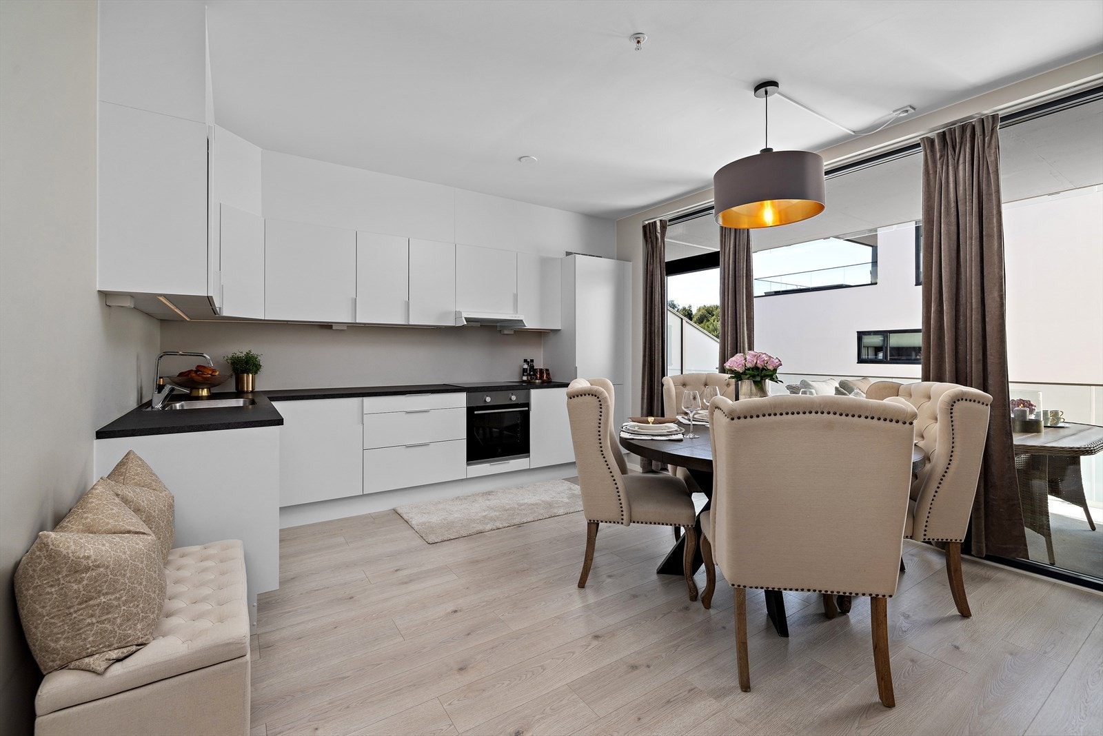 Hyggelig med spiseplass ved de store vinduene Galleribilde