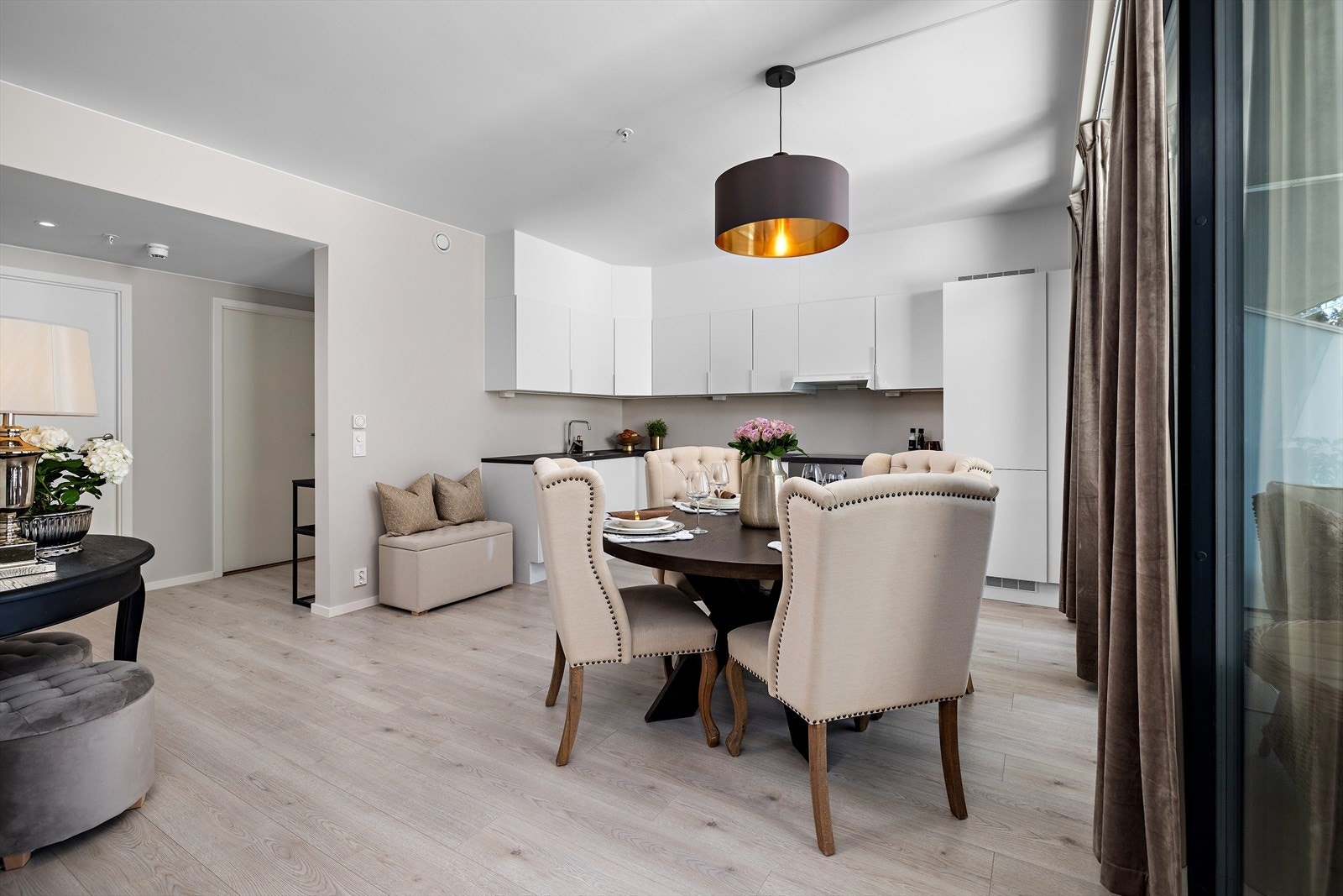 Gjennomført leilighet med lyse pene gulv og overflater Galleribilde