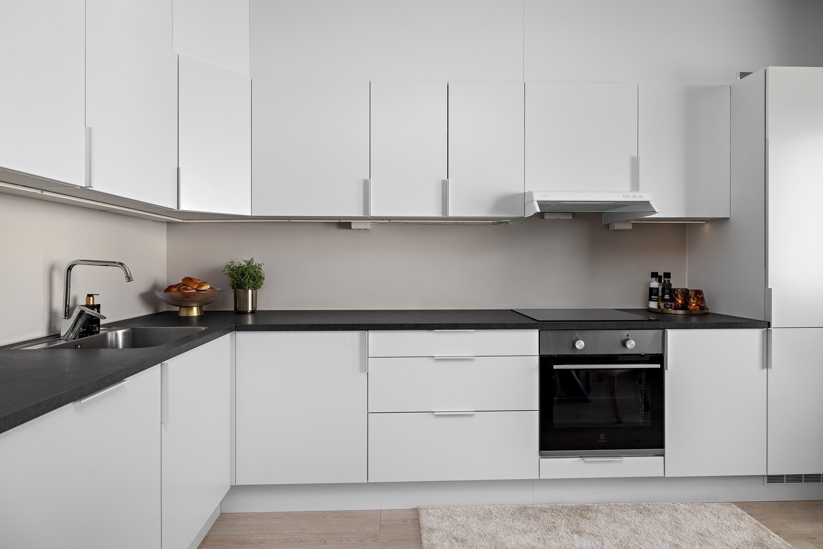 Stilren kjøkkeninnredning med integrerte hvitevarer Galleribilde