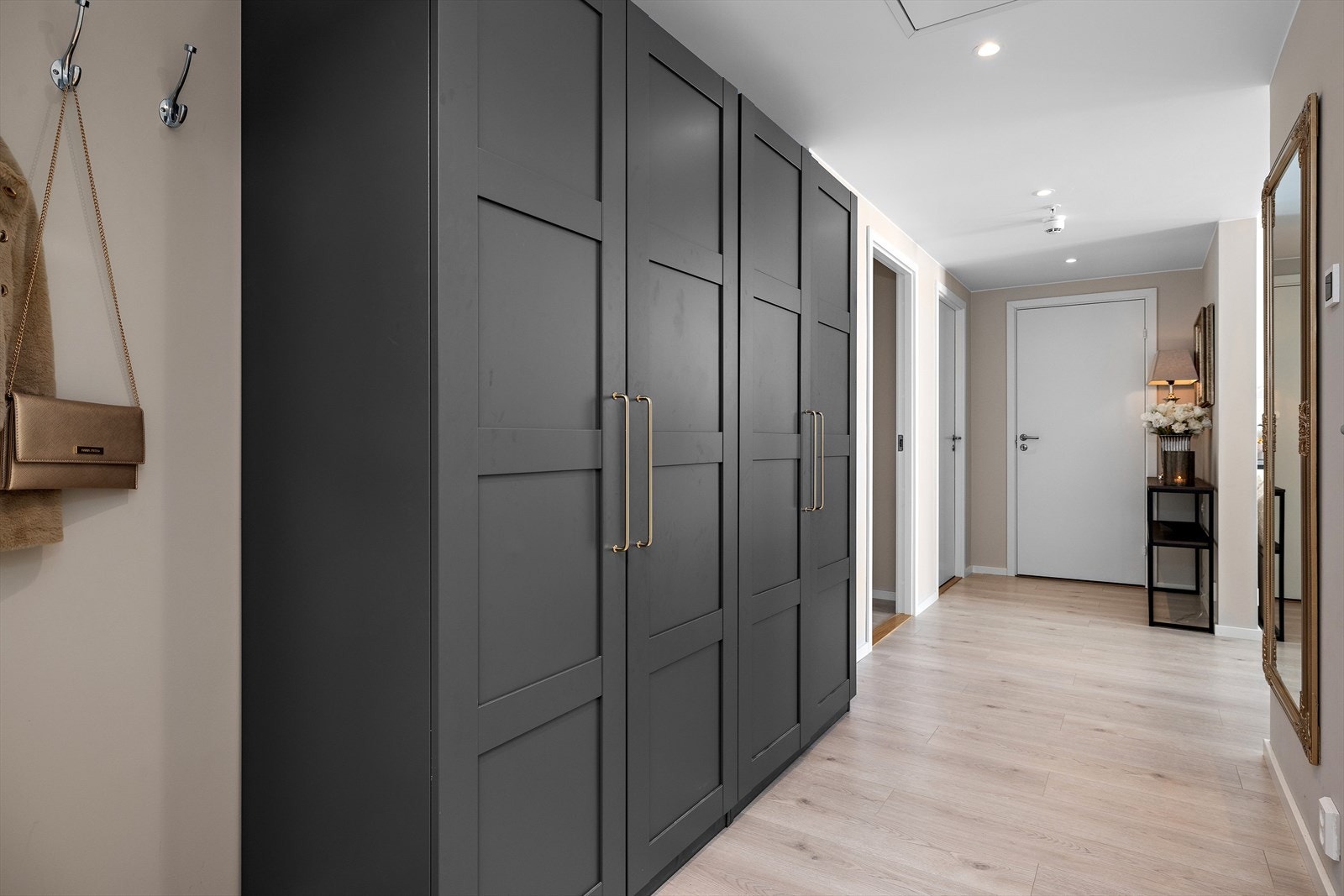 God garderobeplass i gangen Galleribilde