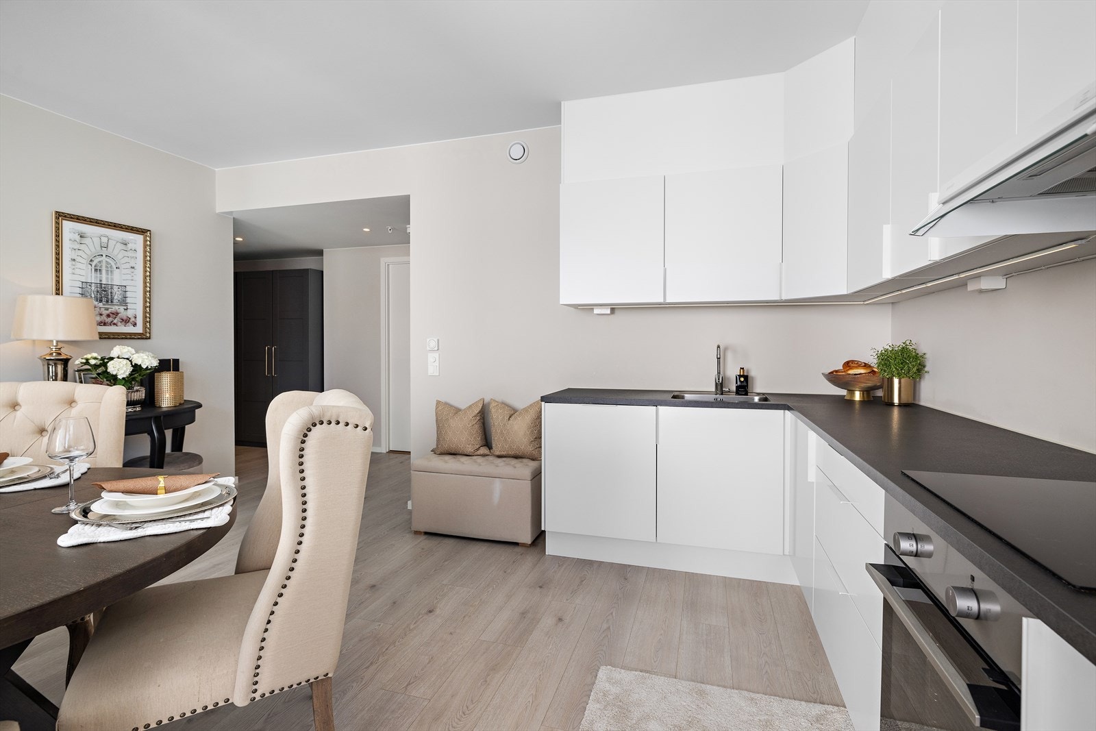 På motsatt side for soverommene ligger kjøkken og stue Galleribilde