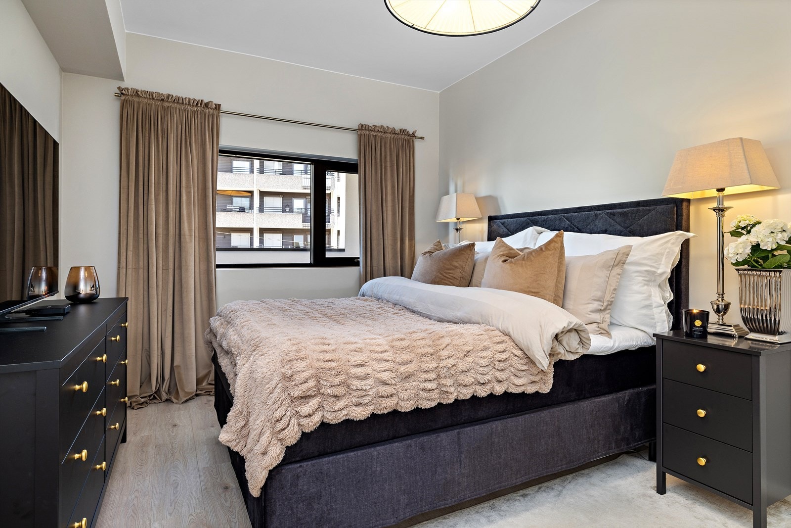 Her er det god plass til dobbelt seng og garderobeløsninger Galleribilde