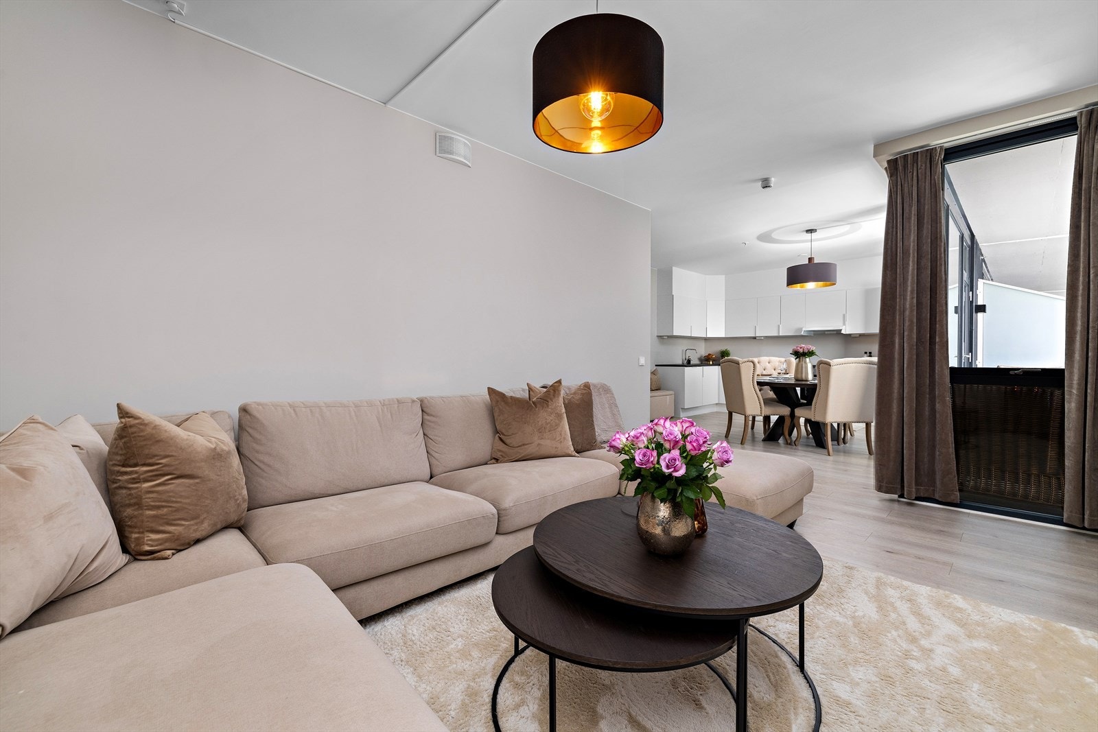 Sosial planløsning med stue og spiseplass i nær tilknytning Galleribilde