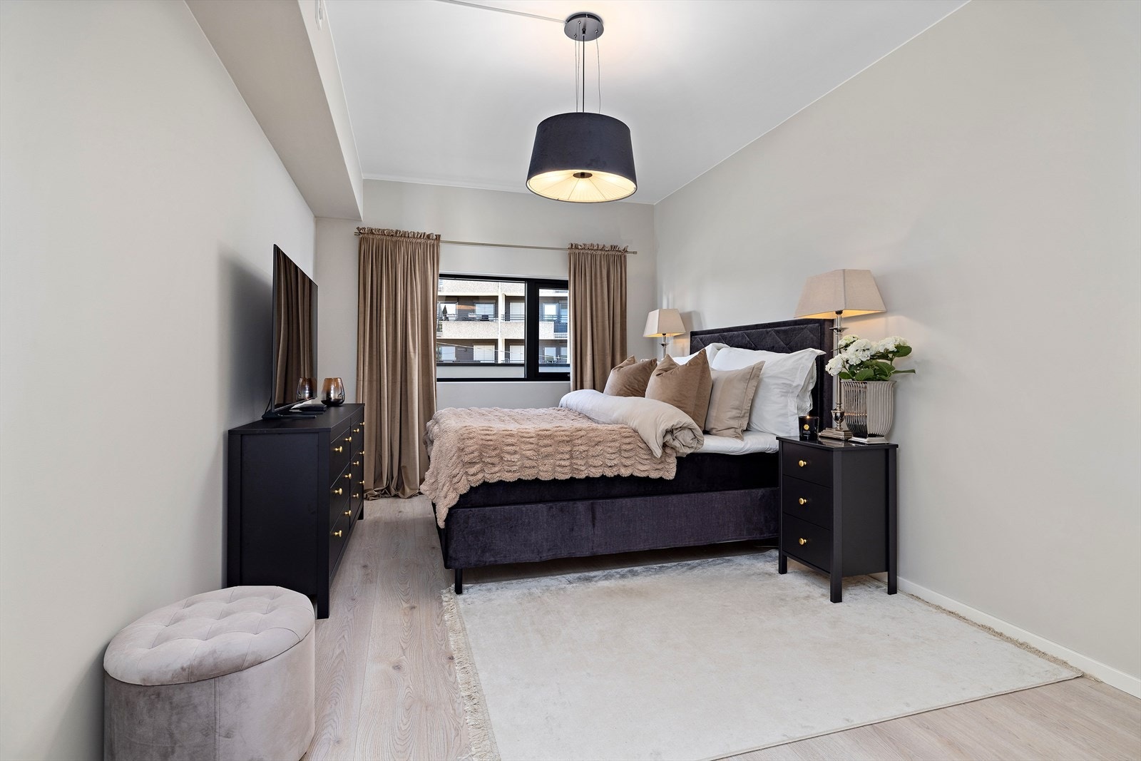 Vegg i vegg ligger hovedsoverommet Galleribilde