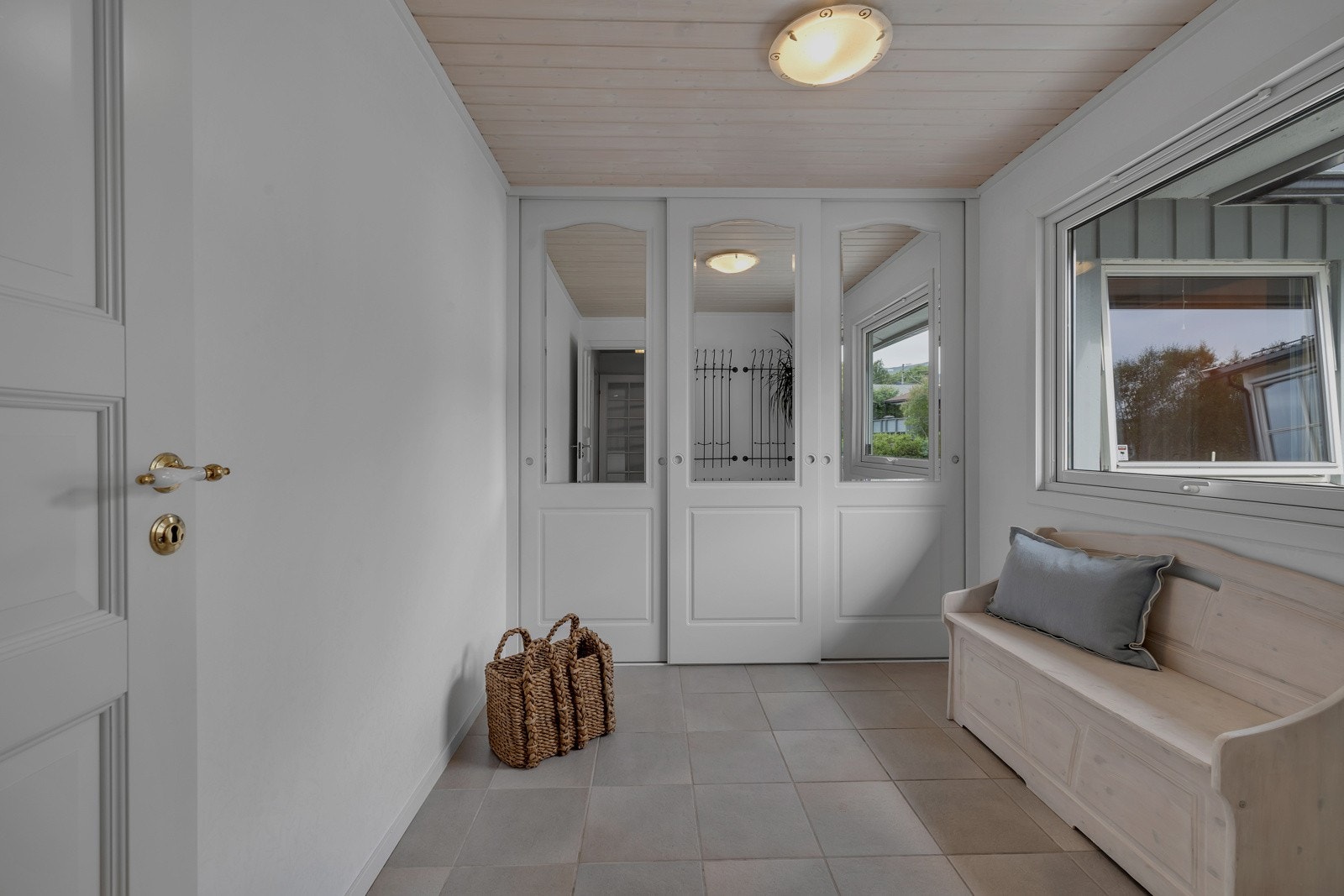 Fra inngangspartiet er det direkte adkomst til stor garderobe med rikelig lagringsplass Galleribilde