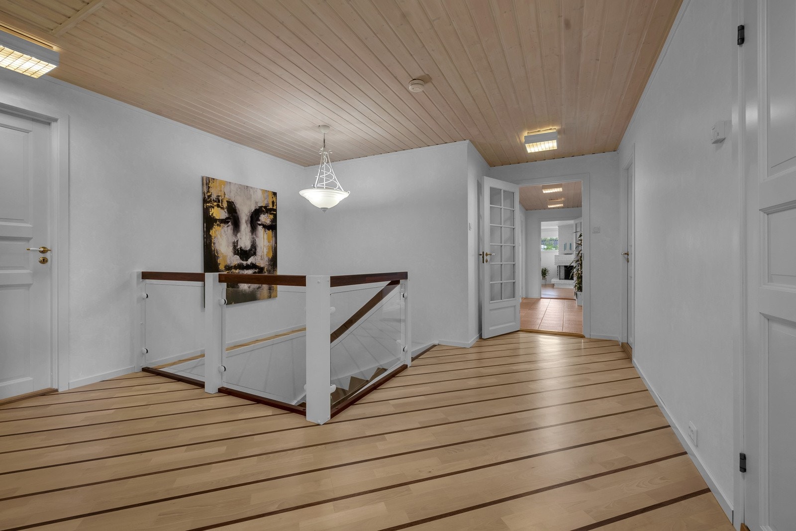 Midt i etasjen har du en stor hall som forgrener seg til vaskerom, bad og 3 romslige soverom Galleribilde