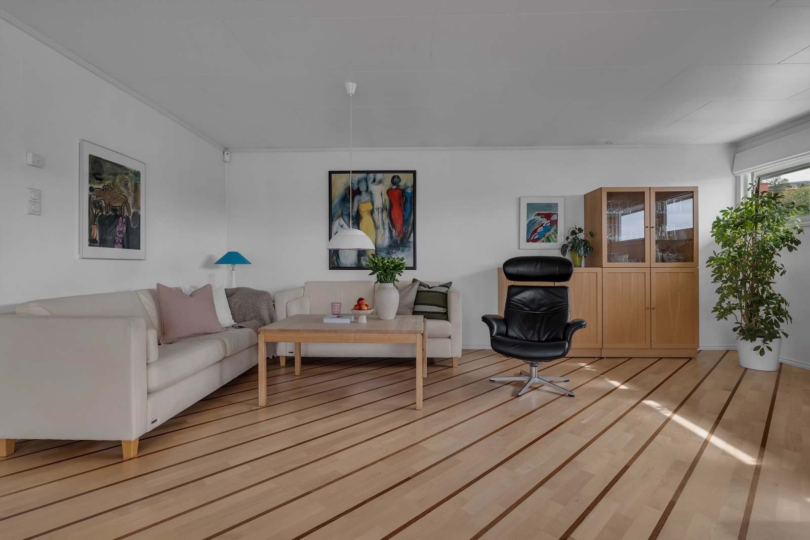 Her finner du plass til flere sittegrupper, spisestue m.m. Galleribilde