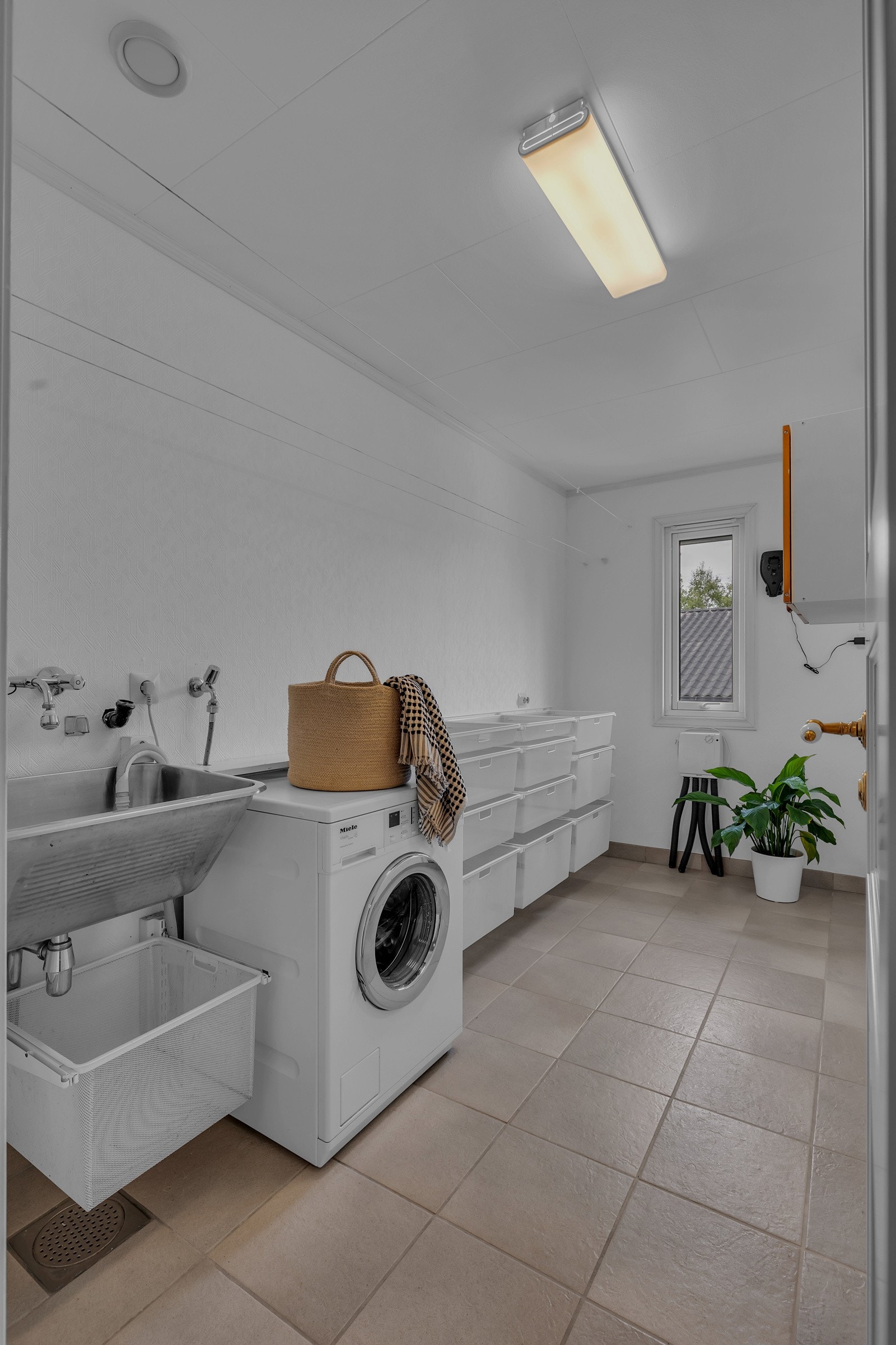 Vaskerommet er plasser mellom kjøkkenet og badet, er av fin størrelse og har utgang til lufteveranda Galleribilde