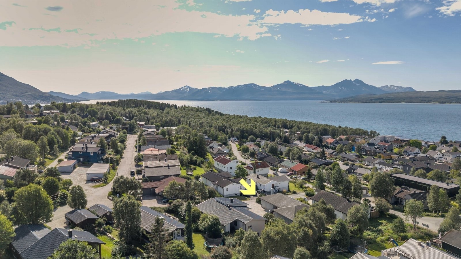 Norpolvegen 15 ligger midt mellom Nordpolvegen og Grønlandsvegen i Vesterlia. Dette er svært lite trafikkert vei og har trygge barnevennlige omgivelser Galleribilde