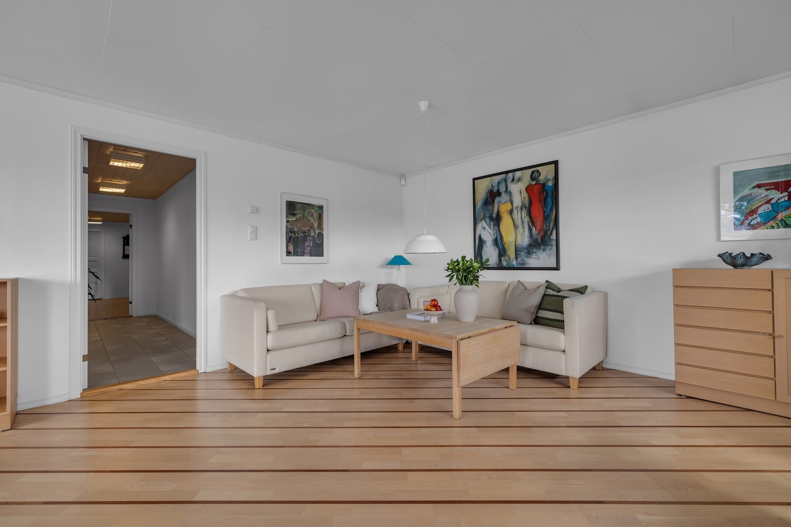 Fra inngangspartiet via hall ledes du til en stor og luftig stue Galleribilde