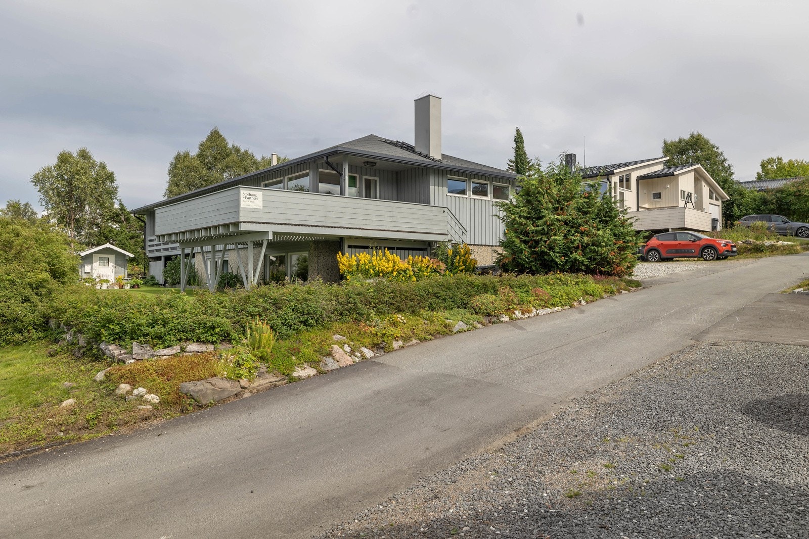 Nordpolvegen 15 er en stor og innholdsrik familievilla beliggende i Vesterlia på Sør-Tromsøyas vestside Galleribilde