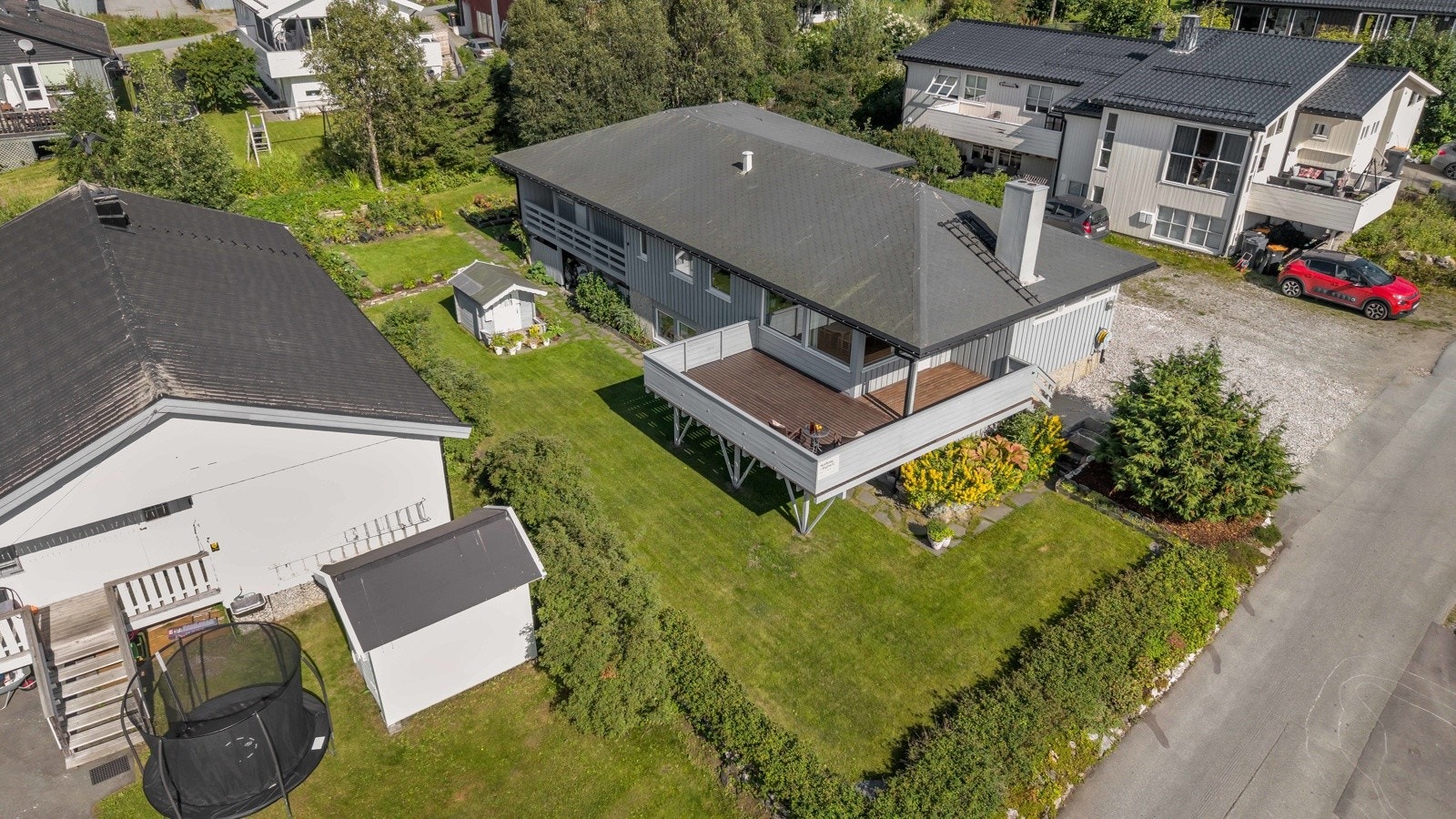 Nordpolvegen 15 har tomt på 632m2 som er opparbeidet med adkomst, parkeringsplasser og fine plenarealer medplantet med prydvekster Galleribilde