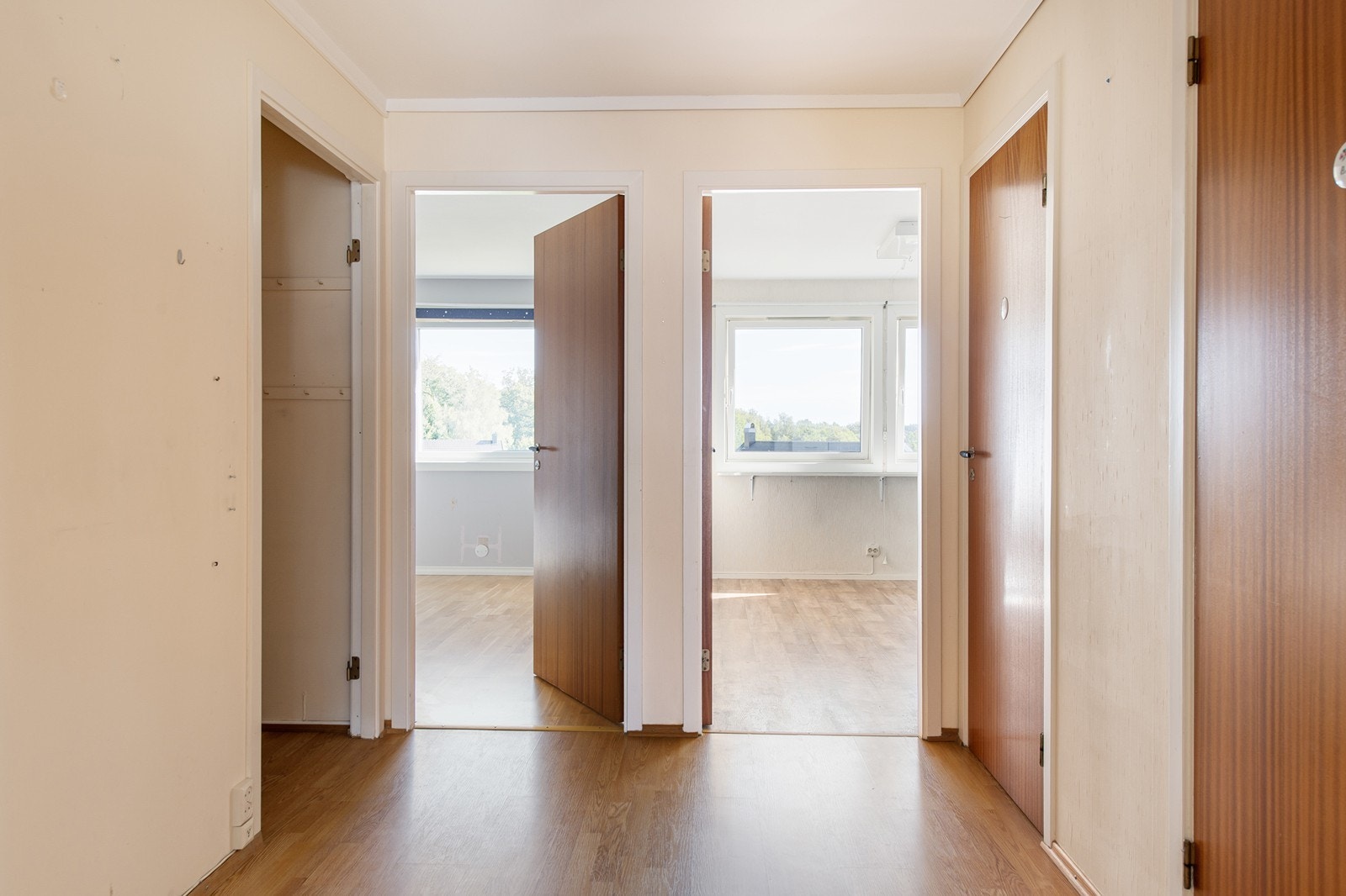 Fra gangen har du tilkomst til de fleste rommene i leiligheten. Her kan også boden brukes for å få jakker og sko ut av syne. Galleribilde