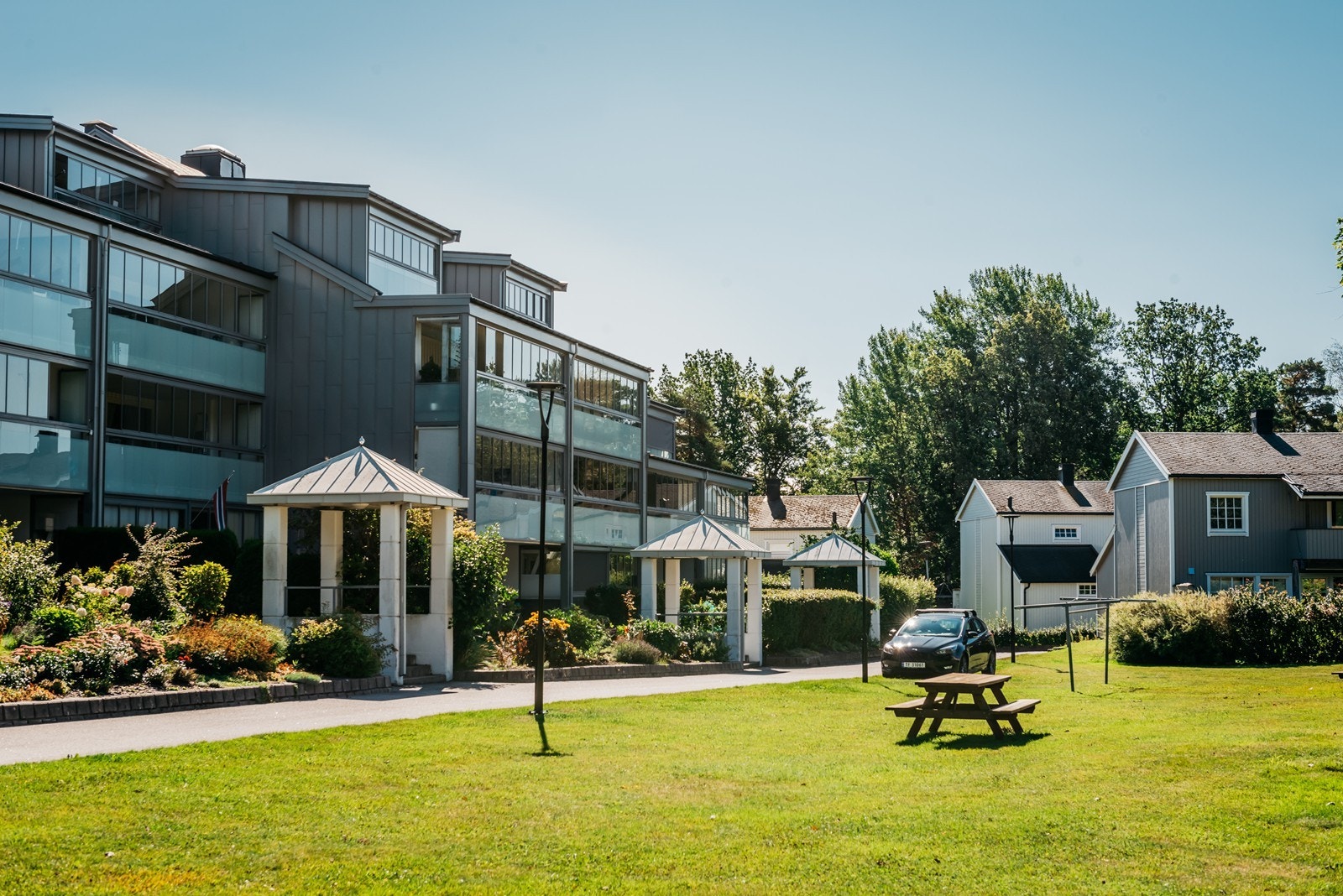 Velkommen til Thor Heyerdahls gate 64! En romslig 3-roms andelsleilighet, attraktivt beliggende. Leiligheten er noe oppgradert i senere tid og holder en normal boligstandard. Fin innglasset balkong. Galleribilde