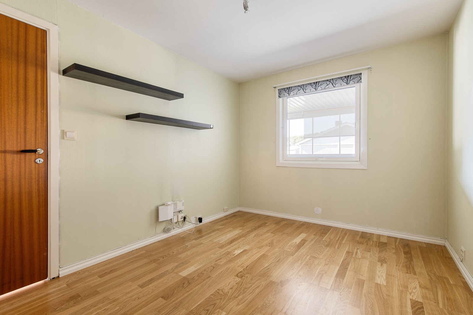 Soverom 2, med tilkomst fra stue har god størrelse og herlig lys fra vinduet. Galleribilde