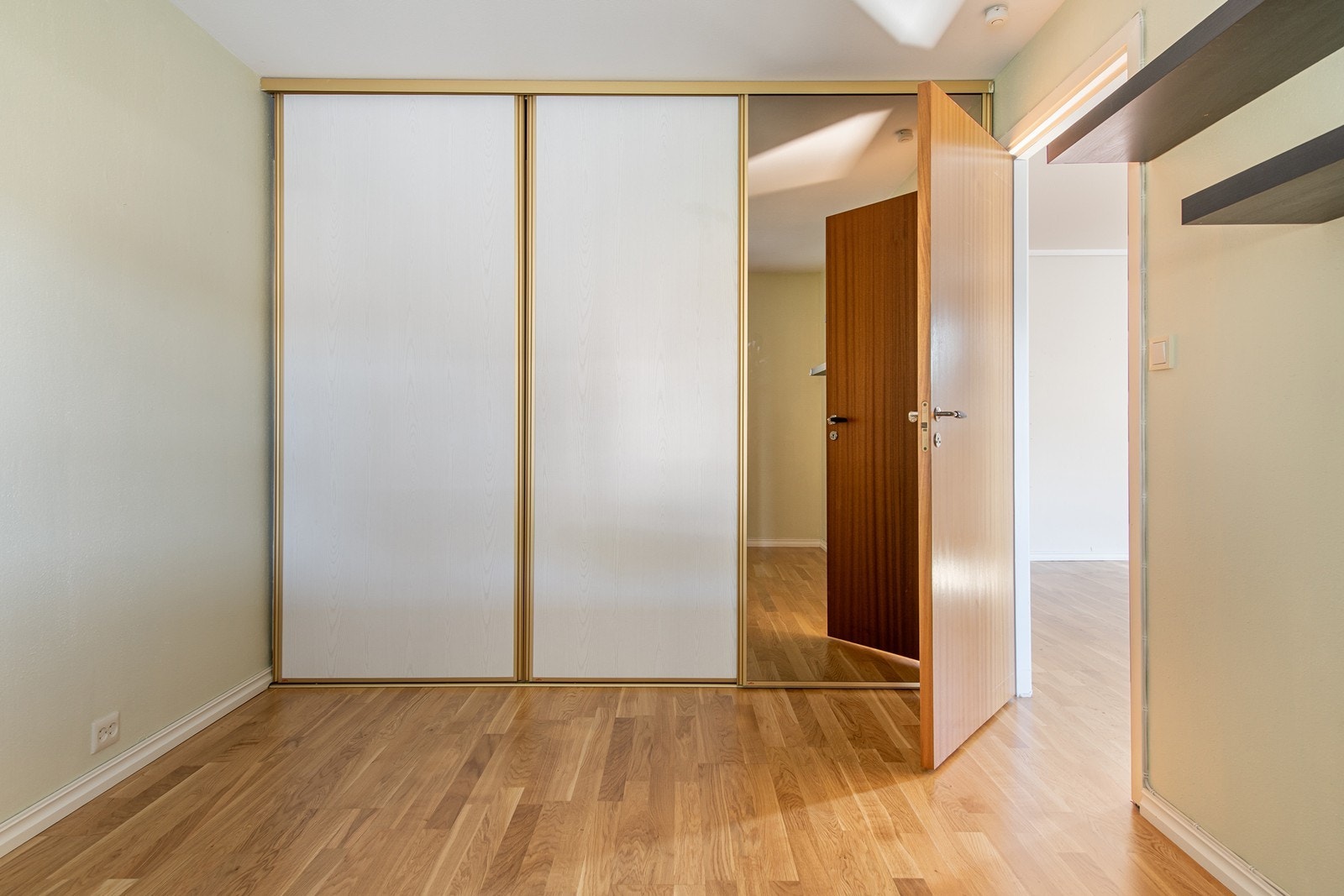 Skyvedørs garderobe er praktisk og plassbesparende oppbevaring. Galleribilde