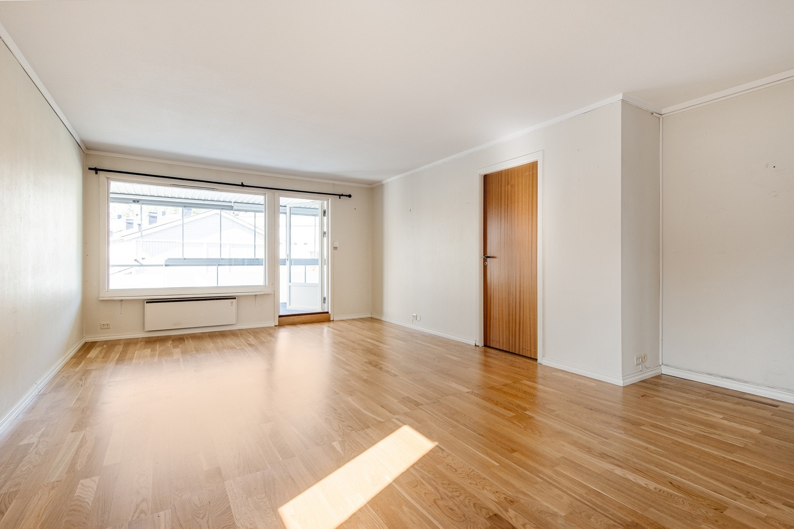 Stue med god størrelse og utgang til den innglasserte balkongen. Tilkomst til ett av de to soverommene. Galleribilde