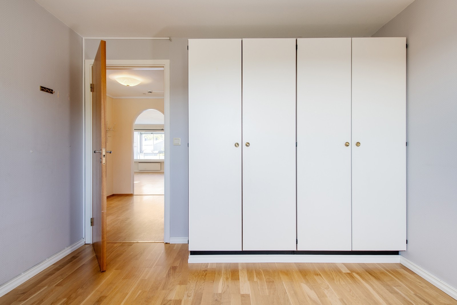 Du får plass til mye i skapene på dette soverommet! Galleribilde