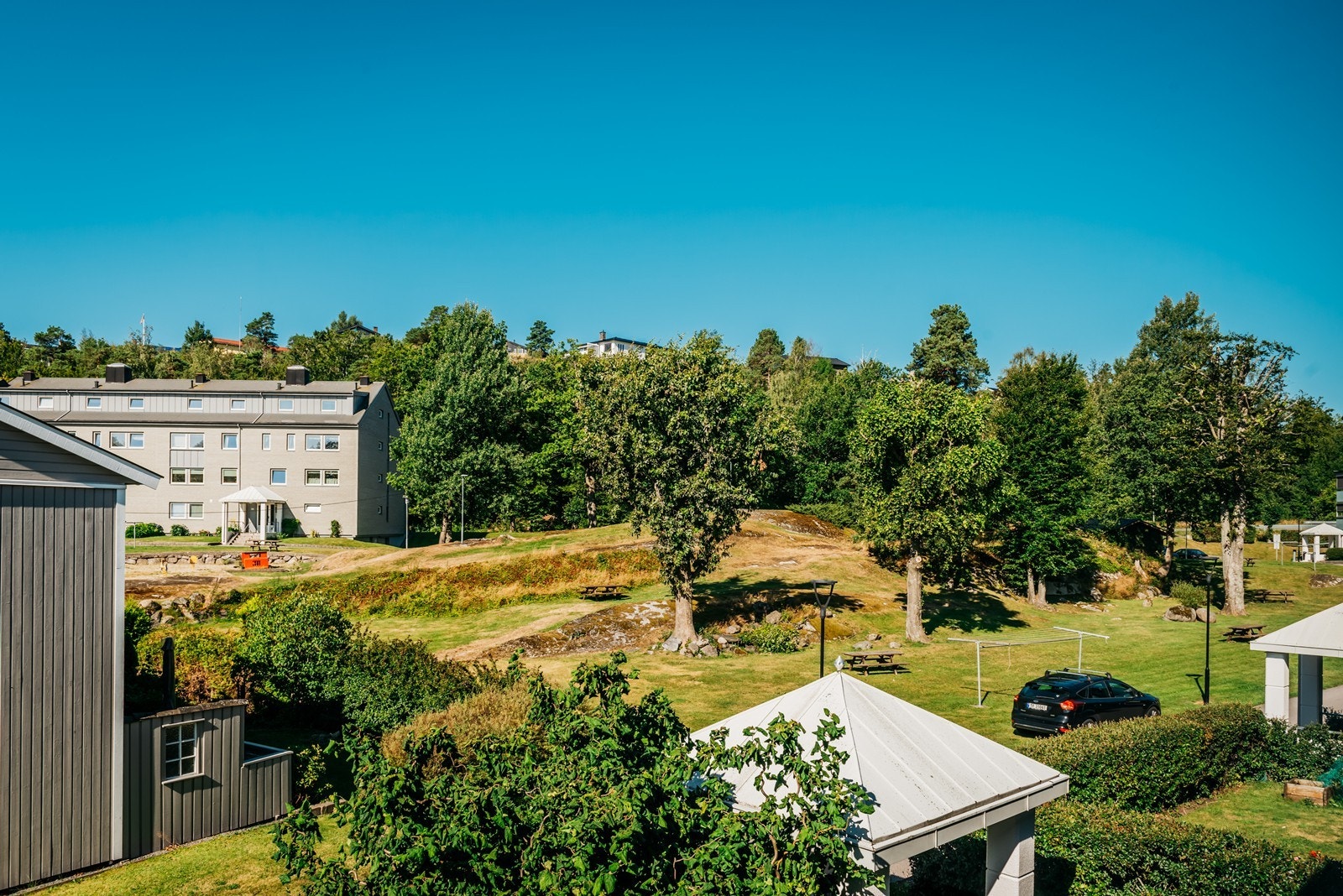 Hyggelig utsikt i et rolig nabolag. Galleribilde