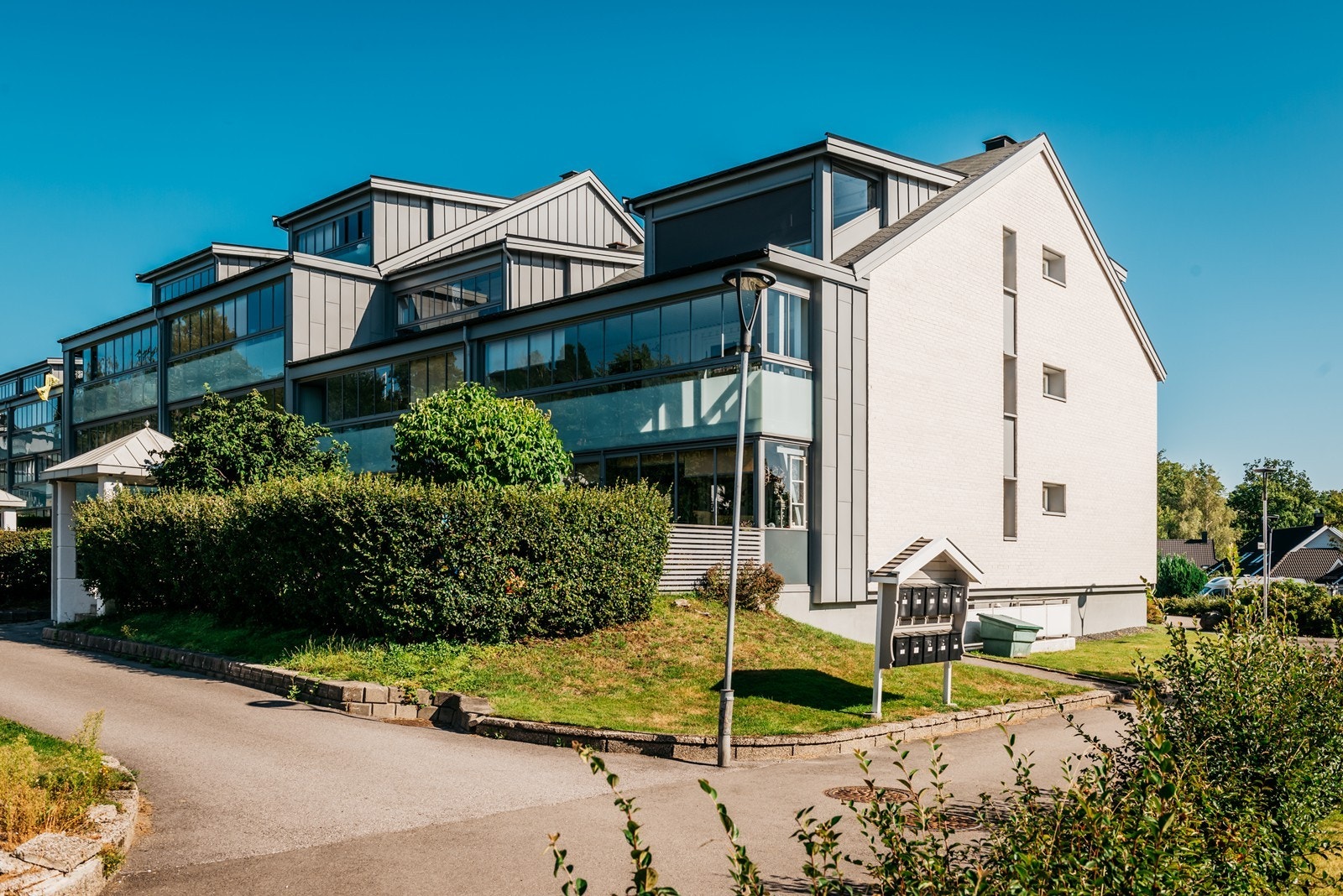 En praktisk og romslig leilighet i ende med fin innglasset balkong. Galleribilde