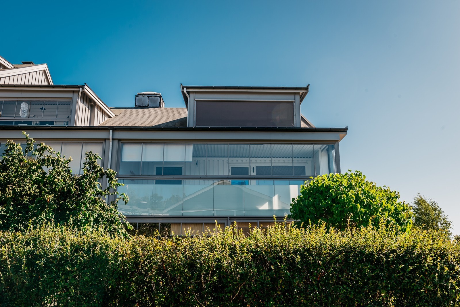 Her får du nærhet til butikker, Alti Nordbyen kjøpesenter, skoler, barnehager, samt Elveveien med butikker og servicefunksjoner. Galleribilde