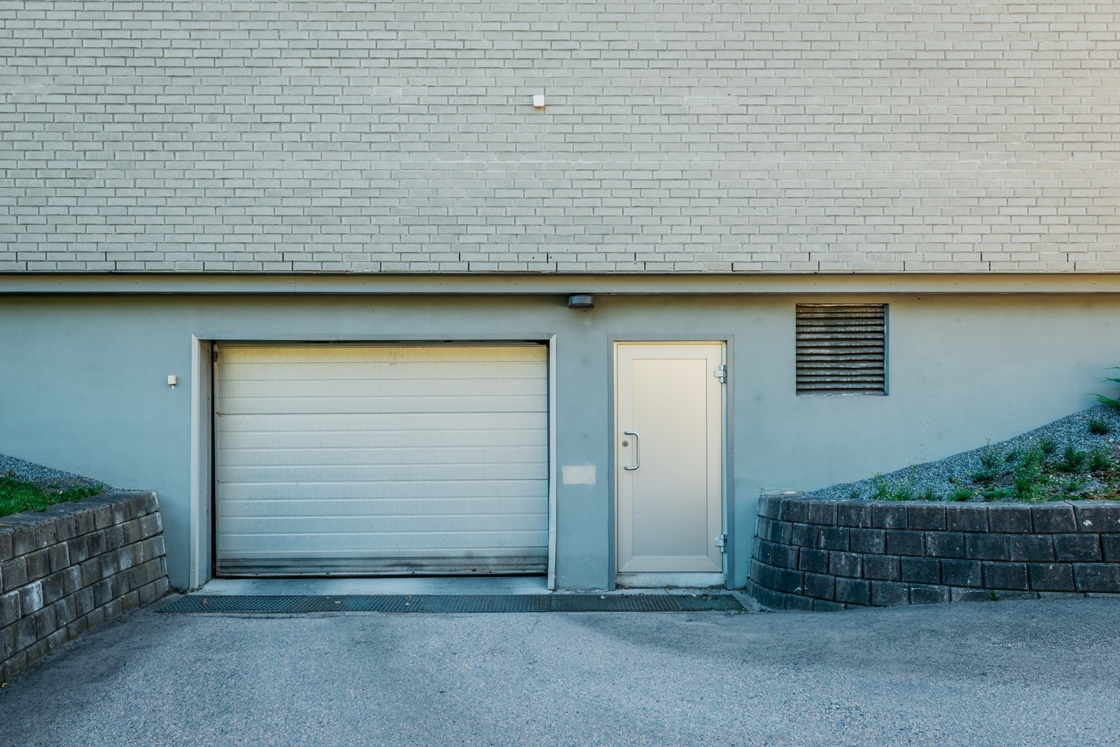 Det er gode muligheter for å overta selgers parkering i garasjekjelleren. Ellers er det tilhørende parkering på felles biloppstillingsplass. Galleribilde