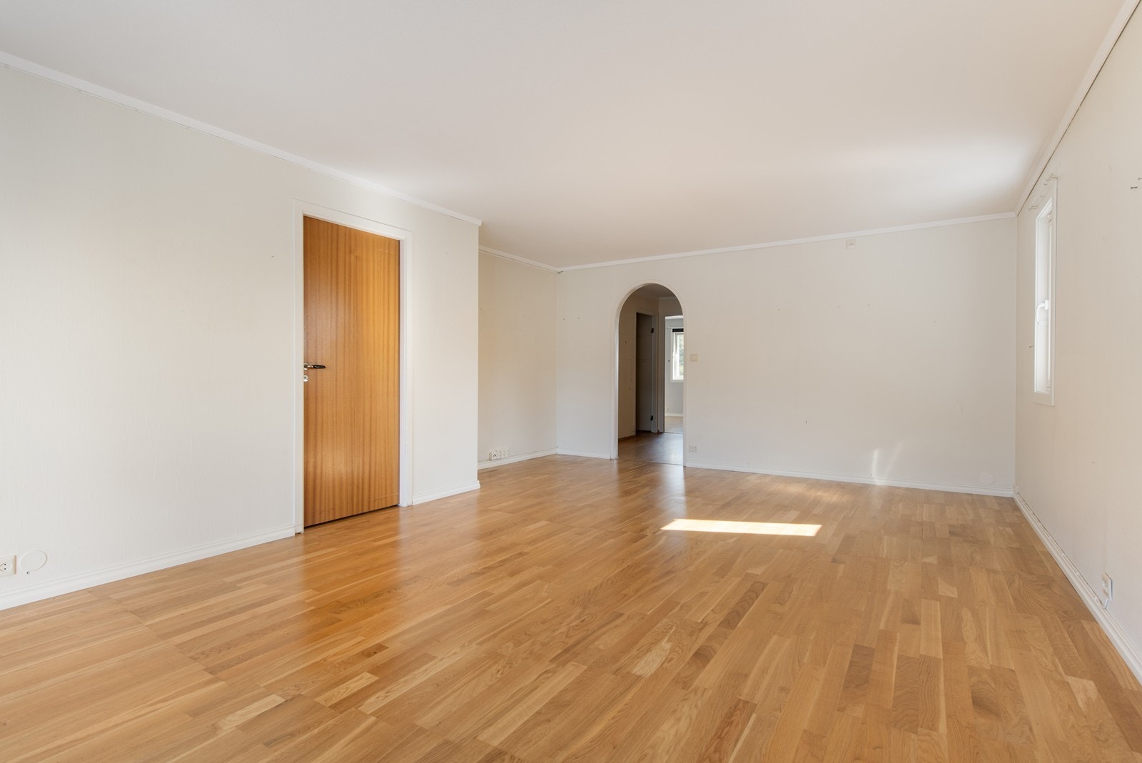 Hyggelig stue med godt naturlig lys og god plass. Galleribilde