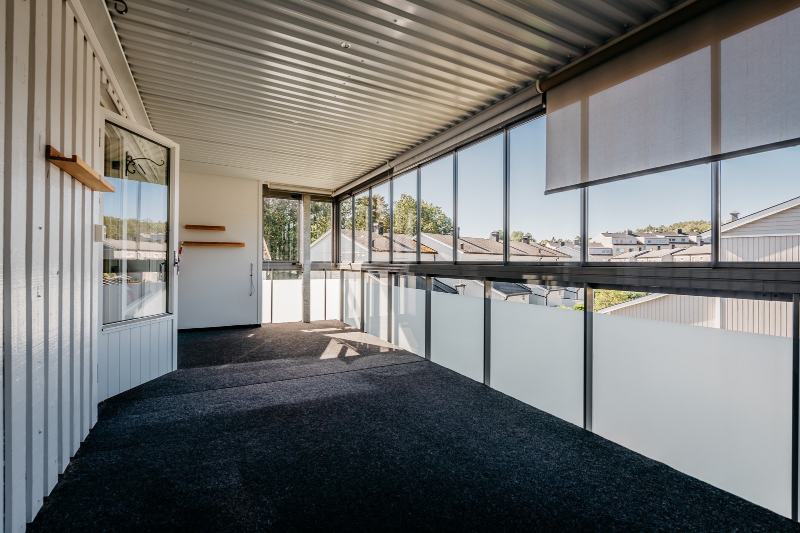 Innglasset balkong med plass til både sittegruppe og grill. Galleribilde