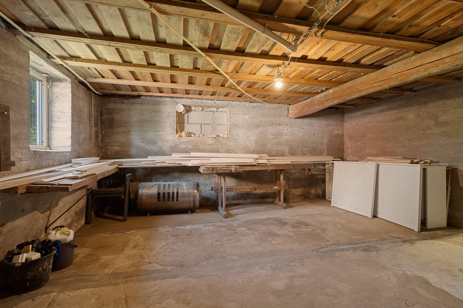 Grovkjeller med rikelig lagringsplass. Det ble lagt ny drenering i 2014. Galleribilde