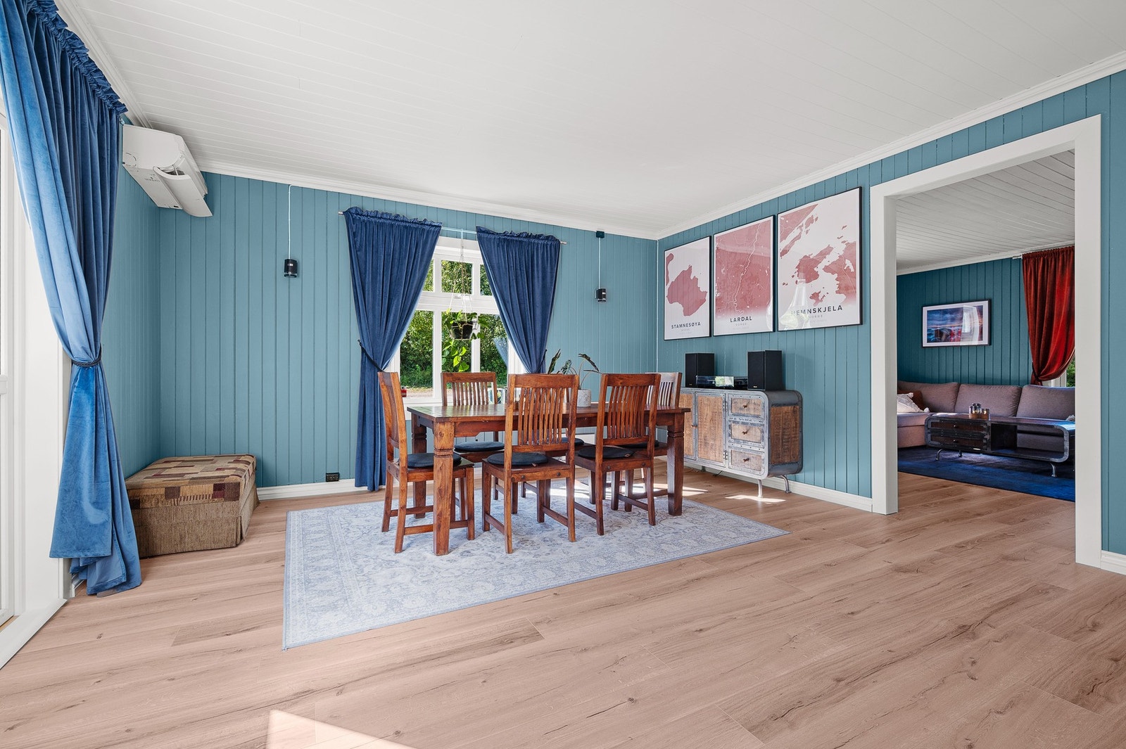 Fra stua er det adkomst til stor spisestue i åpen løsning til kjøkkenet som gir et sosialt allrom. Galleribilde