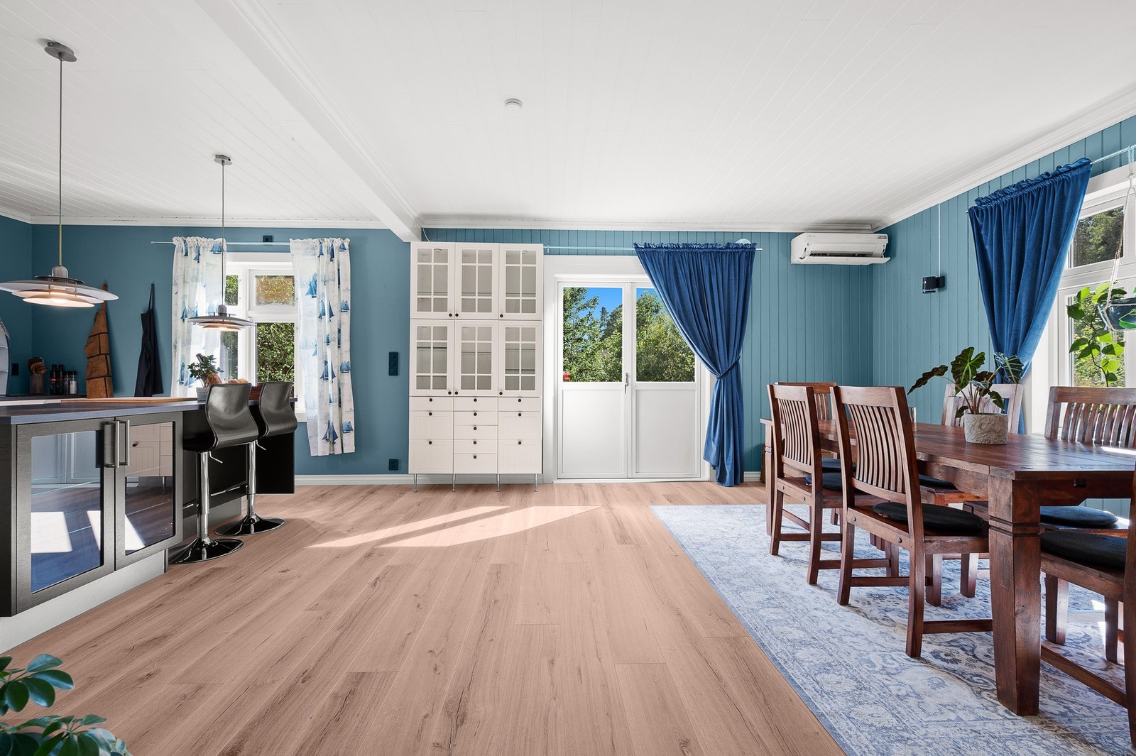 Fra spisestua er det utgang til hageområde. Terrassedøren ble skiftet i 2022. Galleribilde