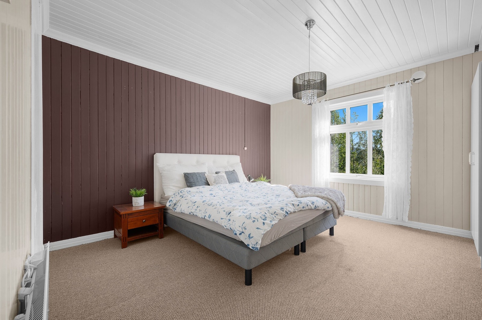 Hovedsoverommet er malt i duse og lyse farger, og har lunt vegg-til-vegg teppe. Galleribilde