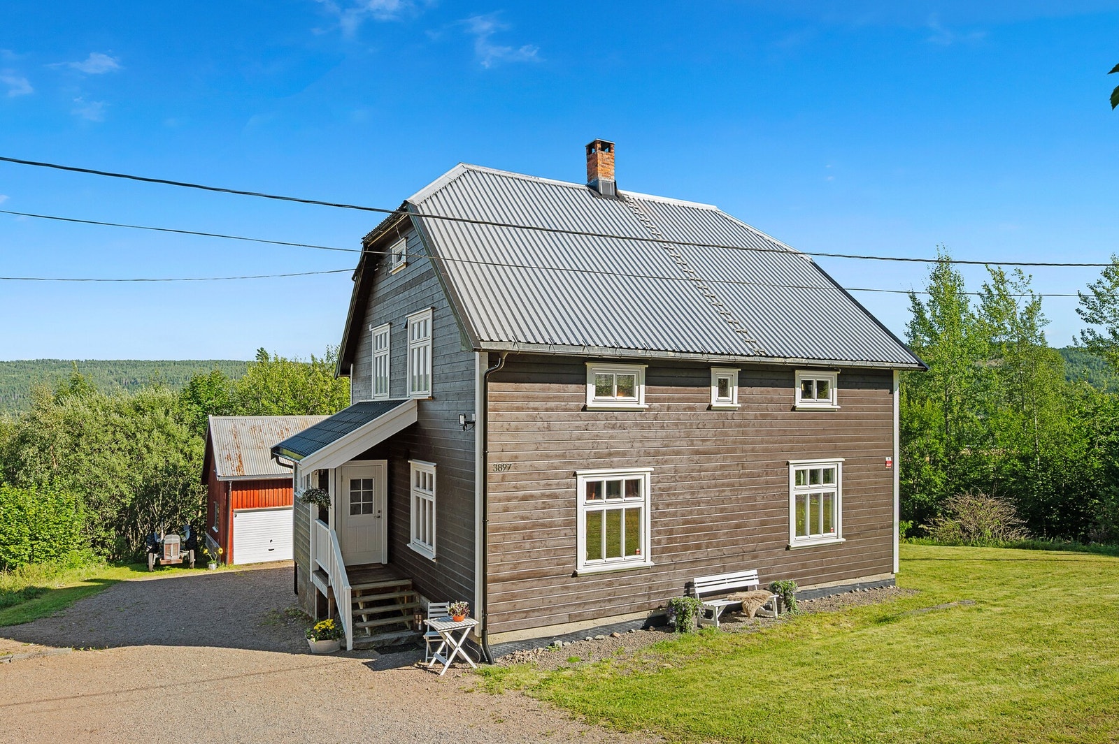 Velholdt og stor enebolig beliggende i landlige omgivelser i kort avstand fra Svarstad sentrum. Galleribilde