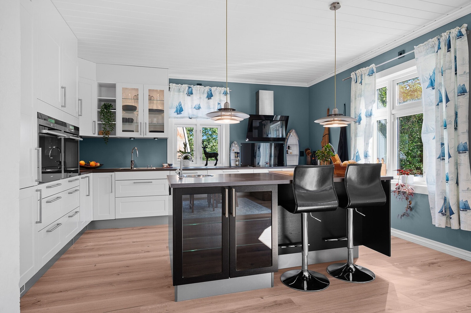 I likhet med stuene får kjøkkenet rikelig med naturlig lys. Galleribilde