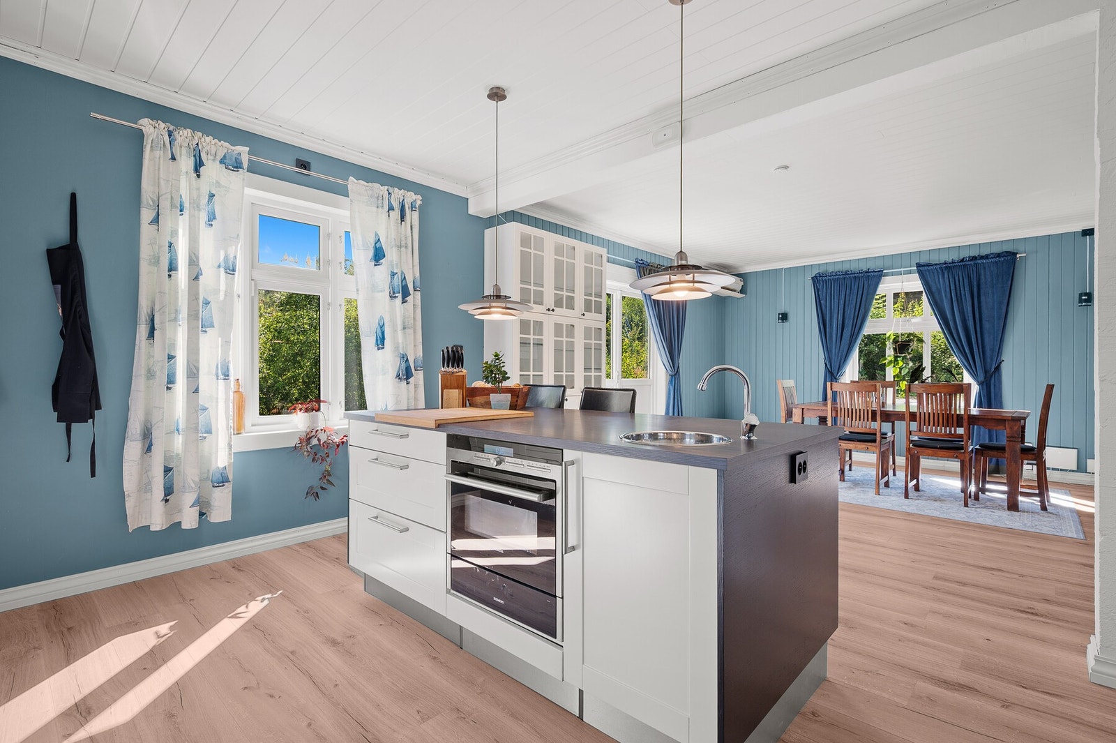 Praktisk kjøkkenøy som inviterer flere kokker til matlagingen. Galleribilde