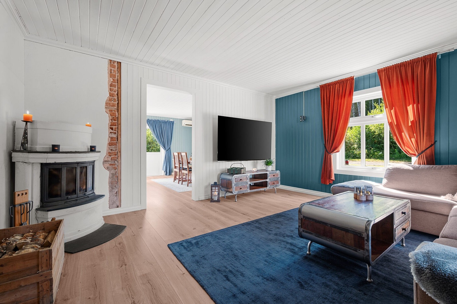 Velkommen inn! Boligen har store og luftige rom med god takhøyde og generøse vindusflater som bidrar til en god romfølelse. Galleribilde