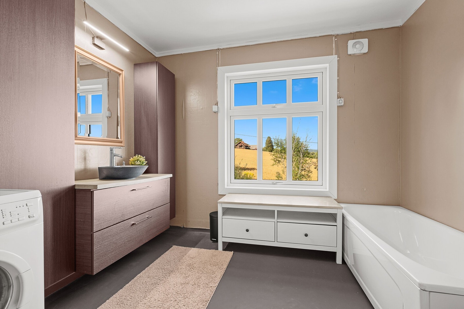 Badet fikk et løft i 2018 med ny innredning, og har opplegg til vaskemaskin. Galleribilde