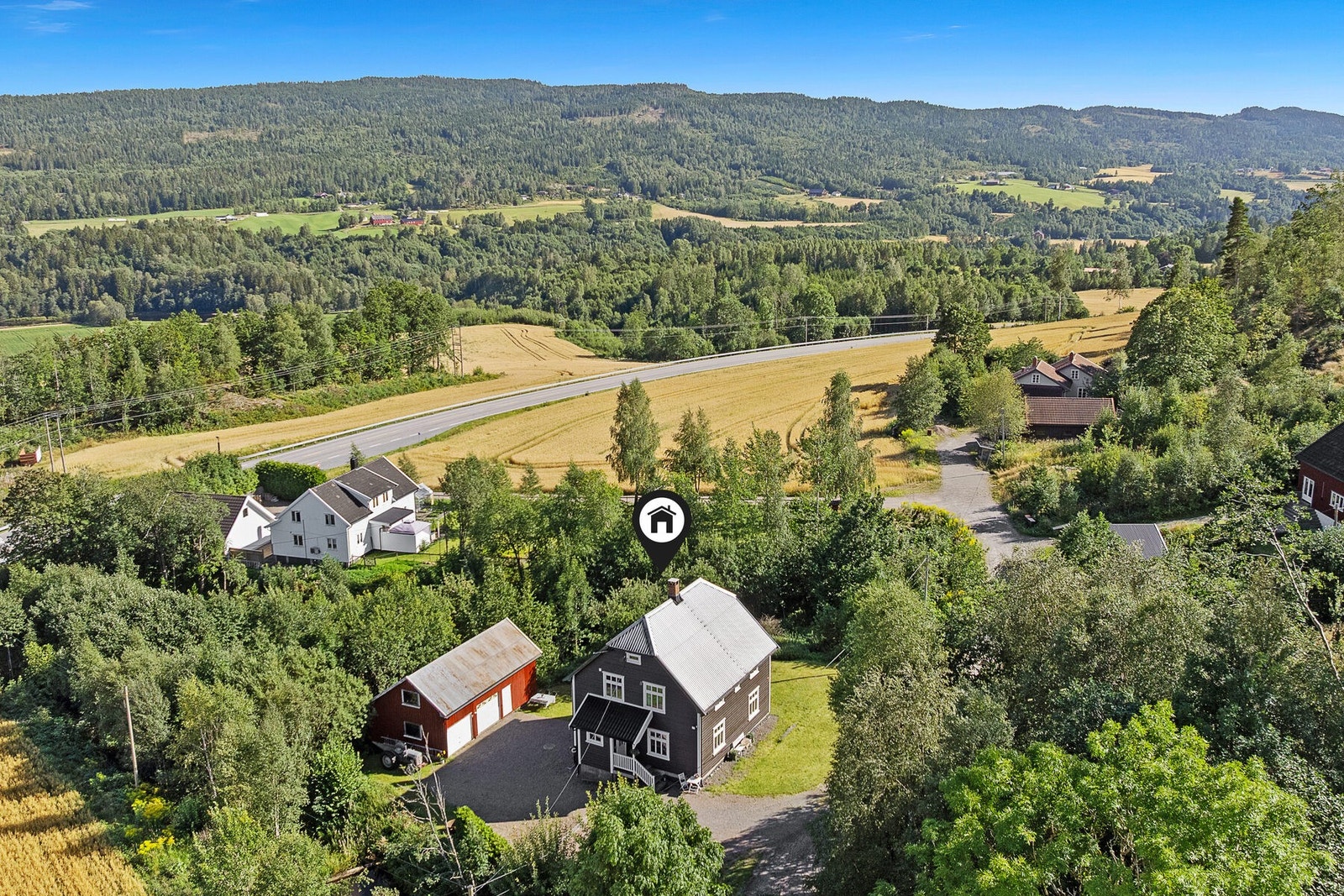 Eiendommen er på drøye 3,2 mål, i naturskjønne og landlige omgivelser. Galleribilde