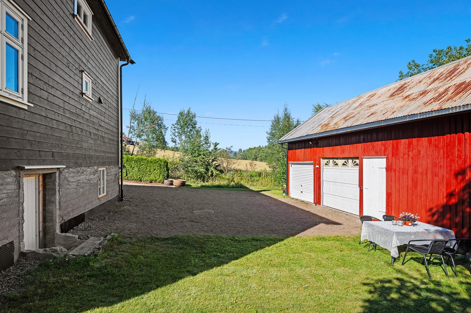 Romslig gårdsplass og stort uthus på ca. 60 kvm som gir godt med tumleplass. Galleribilde