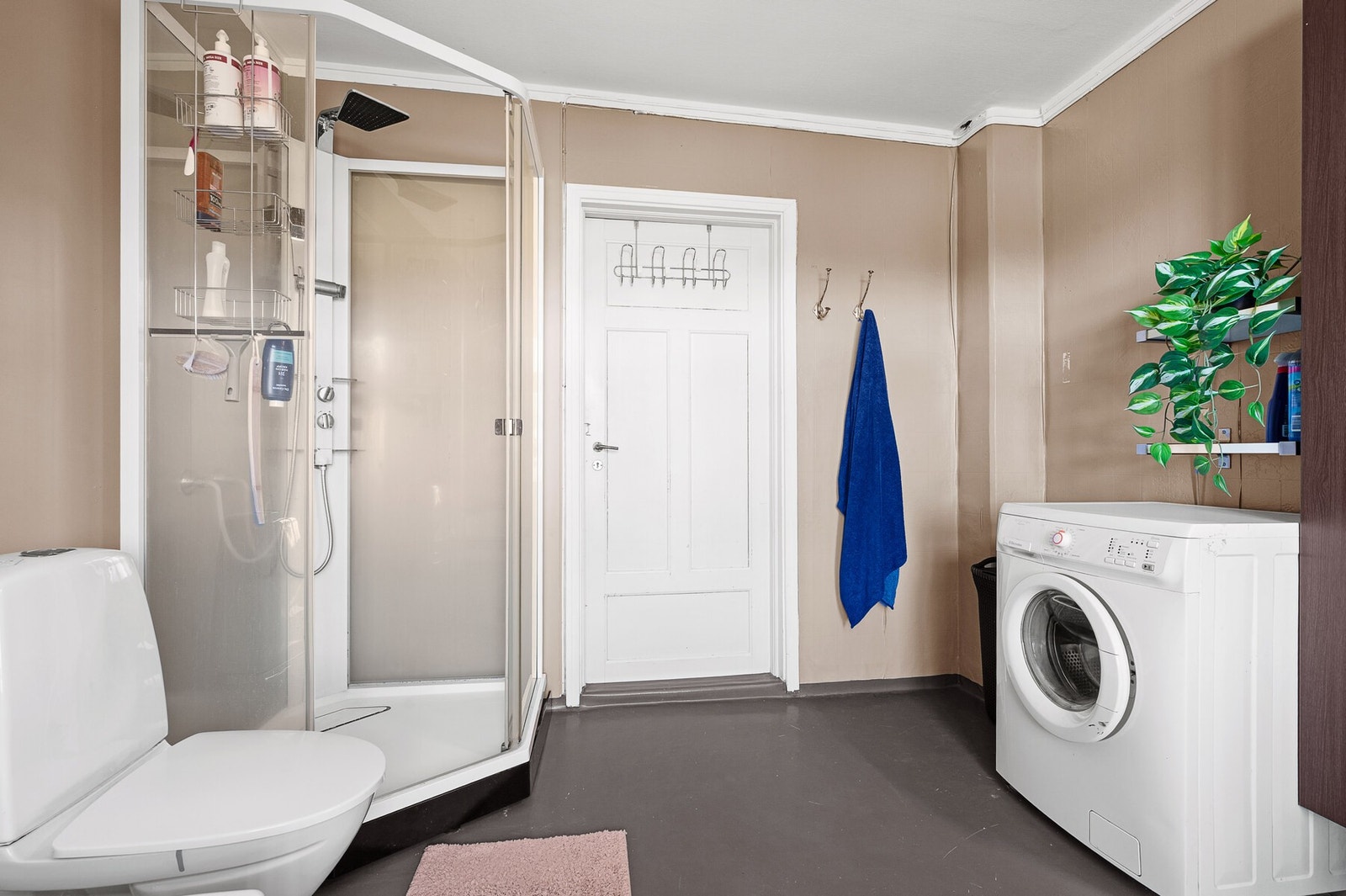 Stort bad/vaskerom. Galleribilde