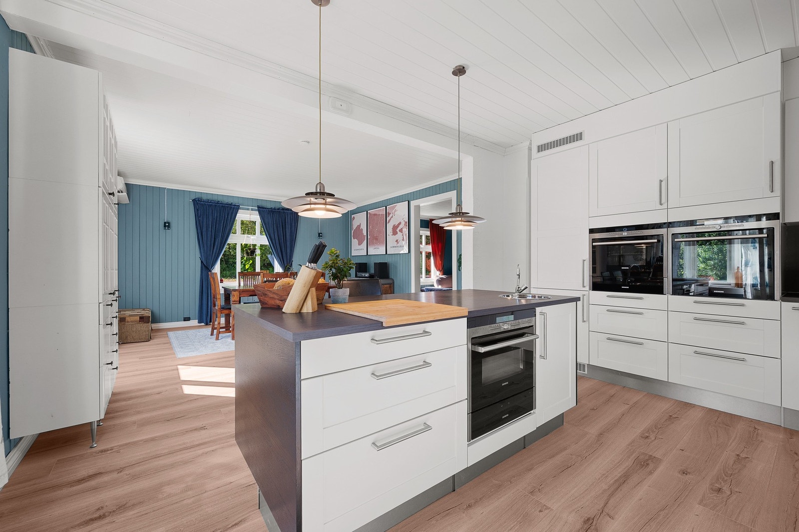 Med åpen stue/kjøkkenløsning kan du underholde gjestene mens maten tilberedes. Galleribilde