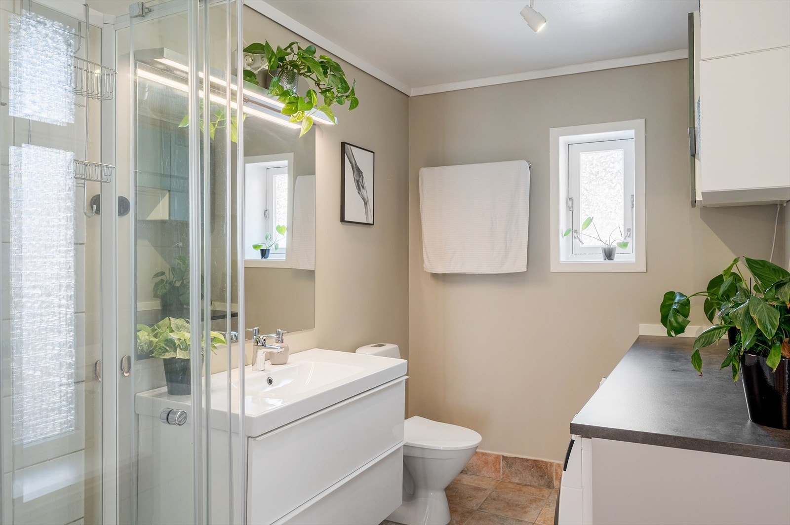 Badet ble oppgradert med nytt sanitærutstyr i 2017 av forrige eier. Galleribilde