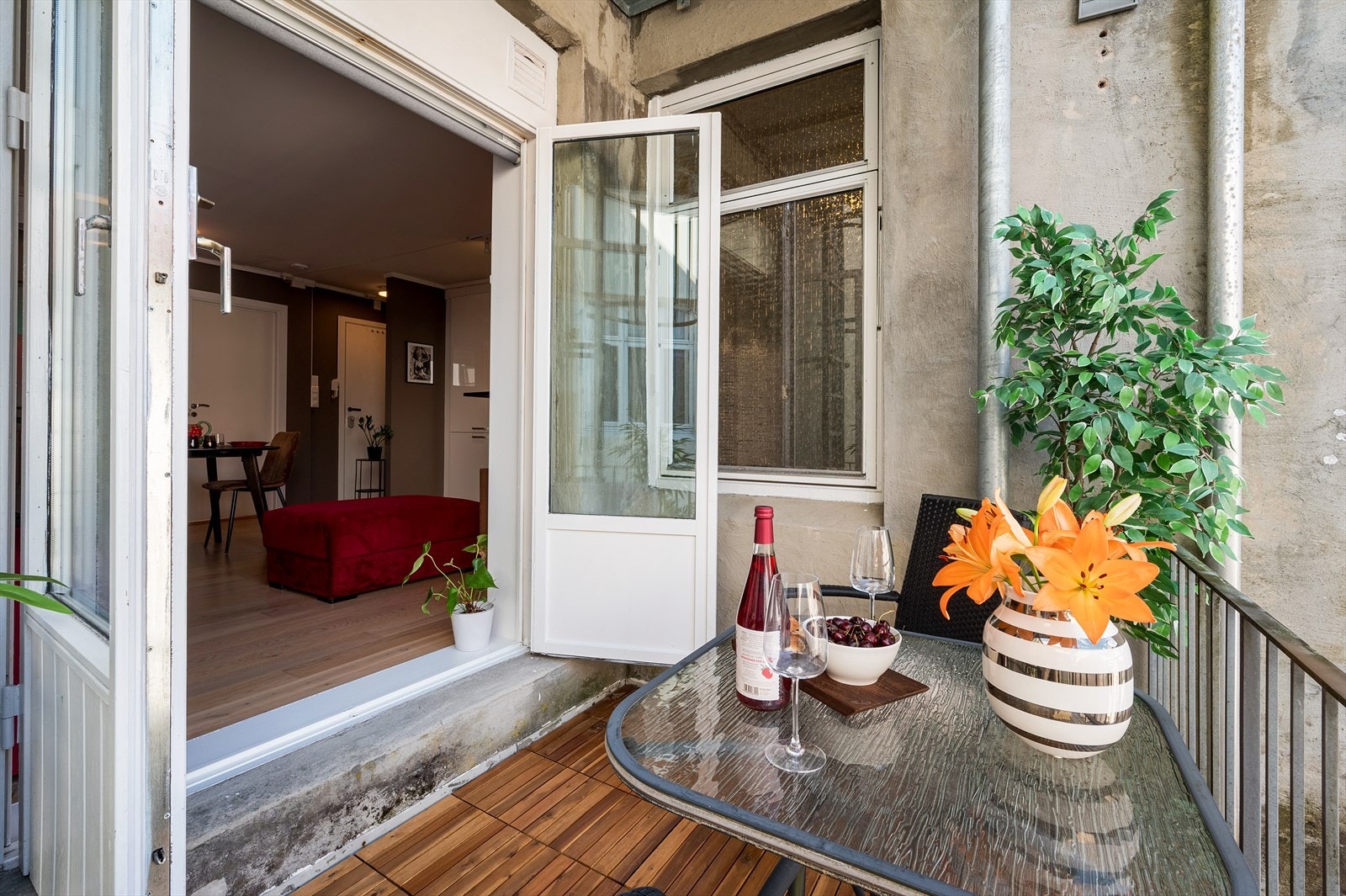 Selger informerer om at det er sol på balkongen fra ca 14:00 til 20:30 midtsommers. Galleribilde