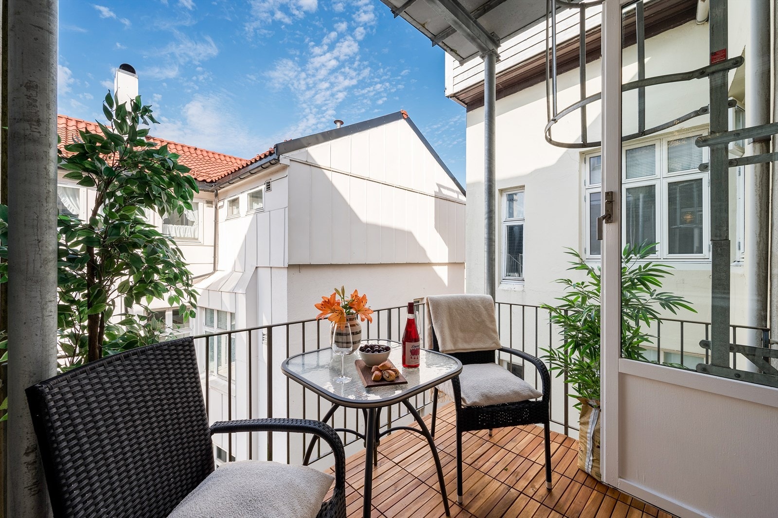 Det er plass til en mindre sittegruppe på balkongen. Galleribilde