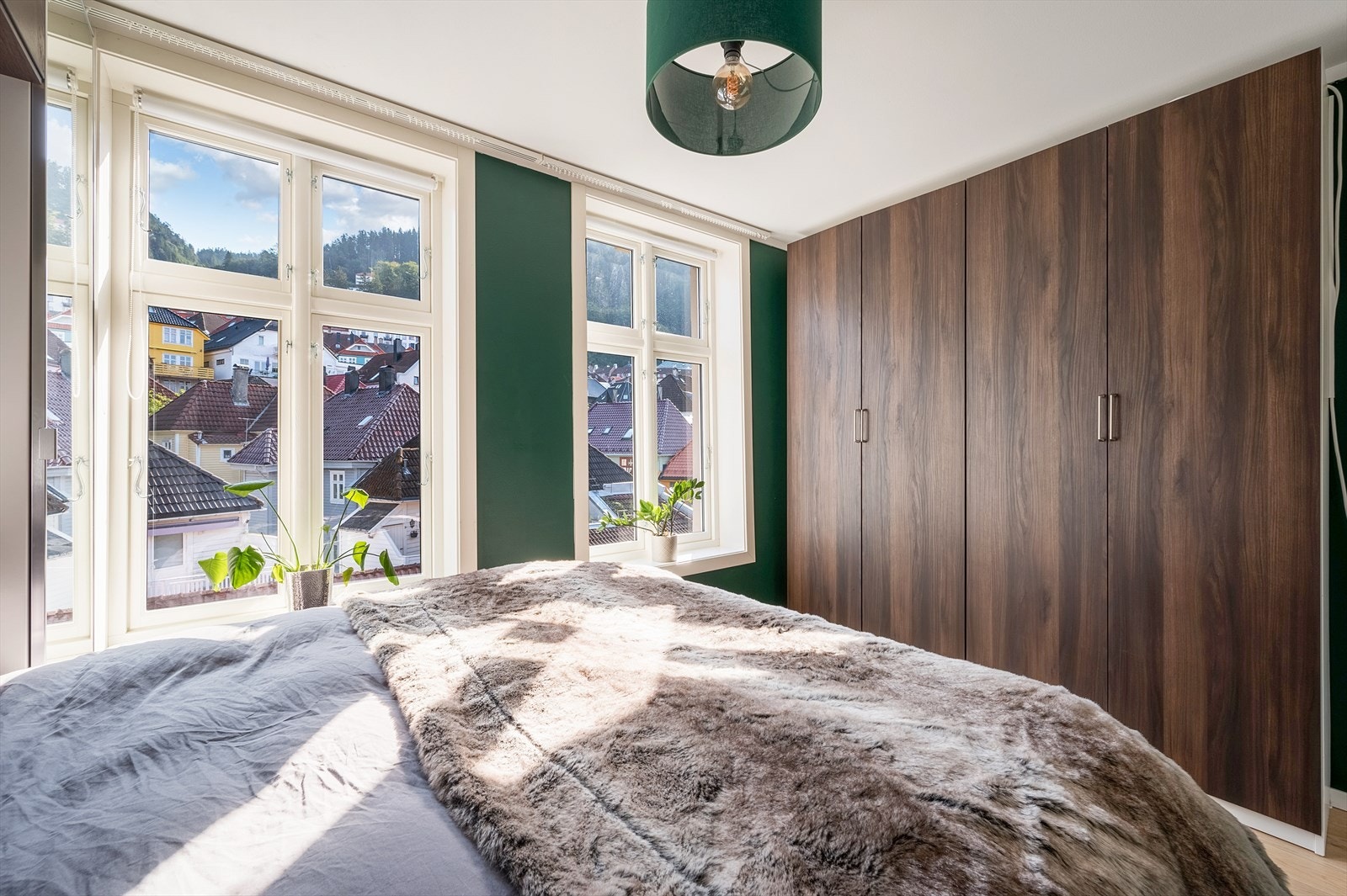 I tillegg til den smarte løsningen over sengen, så har man også en stor og flott garderobeløsning på soverommet. Galleribilde