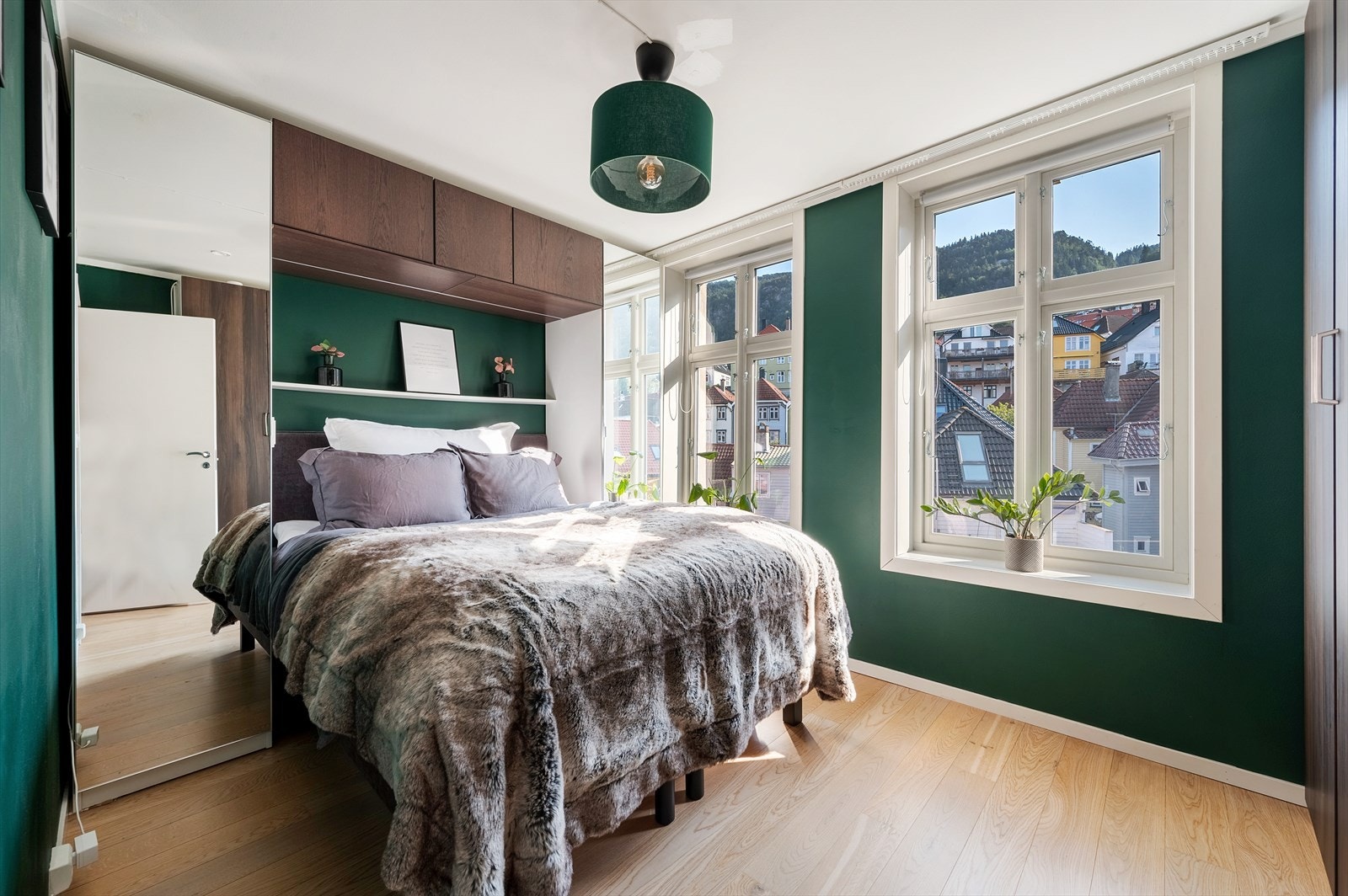 Stort og luftig soverom med masse oppbevaringsplass. Legg merke til den smarte garderobeløsningen over og rundt sengen. Soverommet ble malt og garderobeløsningen montert i 2025. Galleribilde