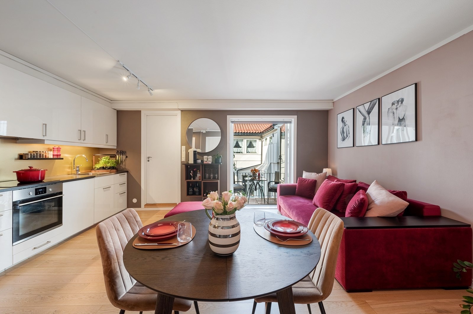 De store vindusflatene i stuen sørger for rikelig med naturlig lys, noe som gir en fantastisk romfølelse. Galleribilde